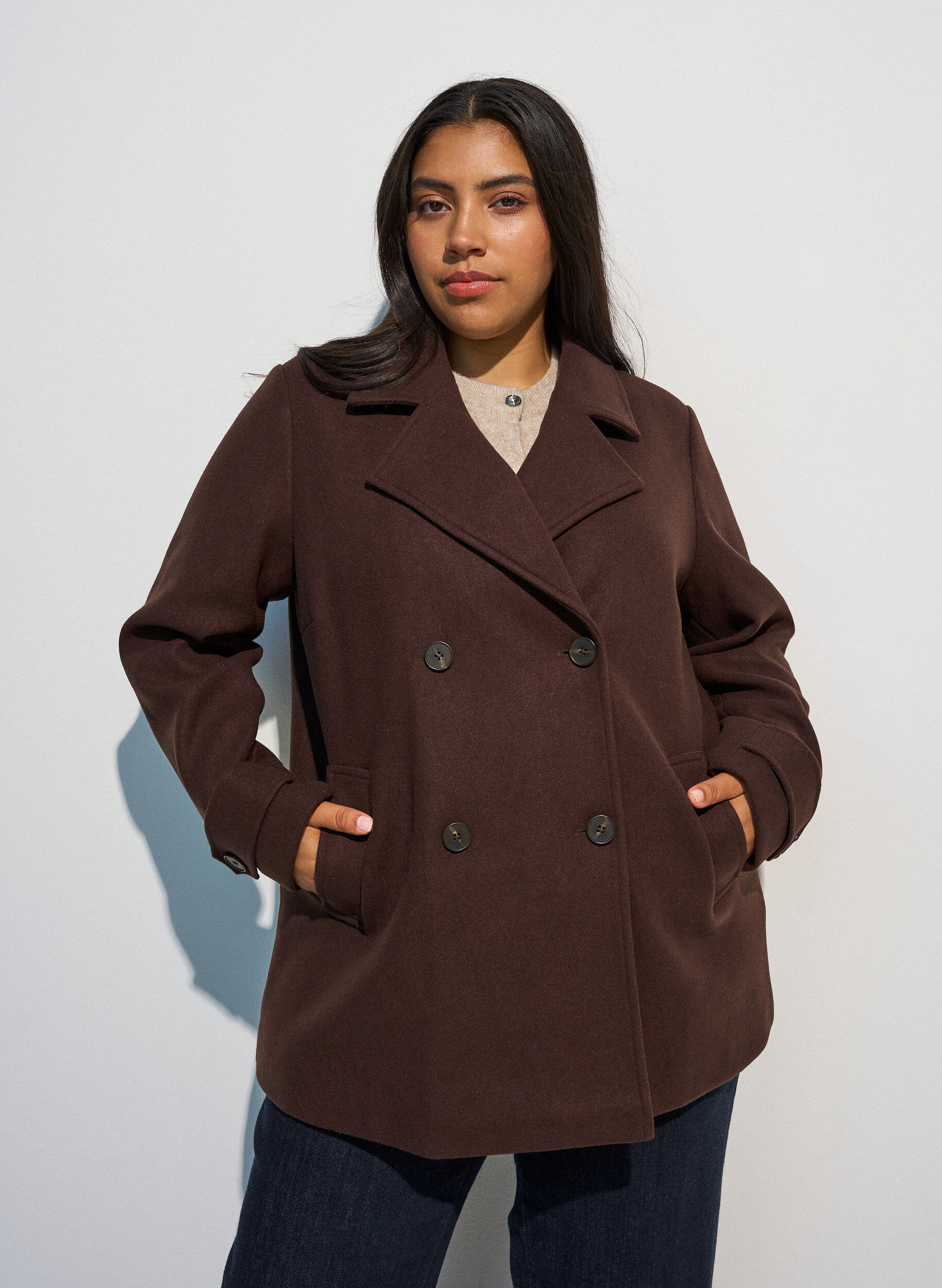 Kort k&aring;pe med dobbeltradede knapper, Brun, Model