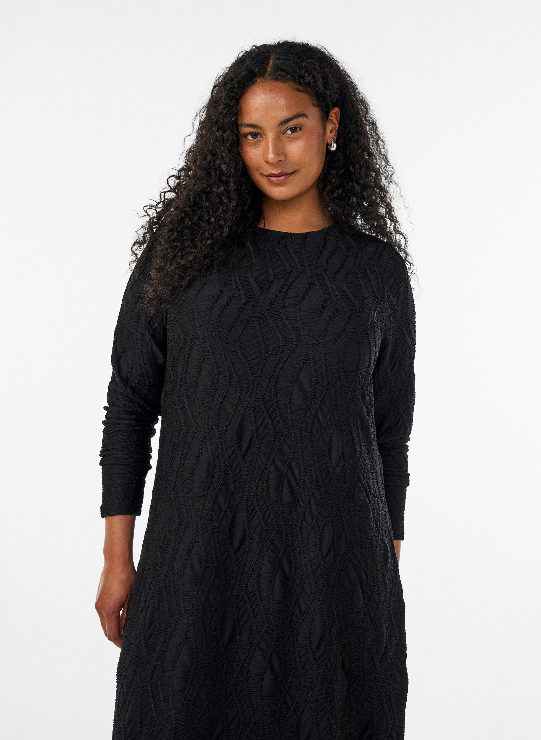 ZizziMidikjole med b&oslash;lget tekstur og lange ermer, Svart, Model image number 2