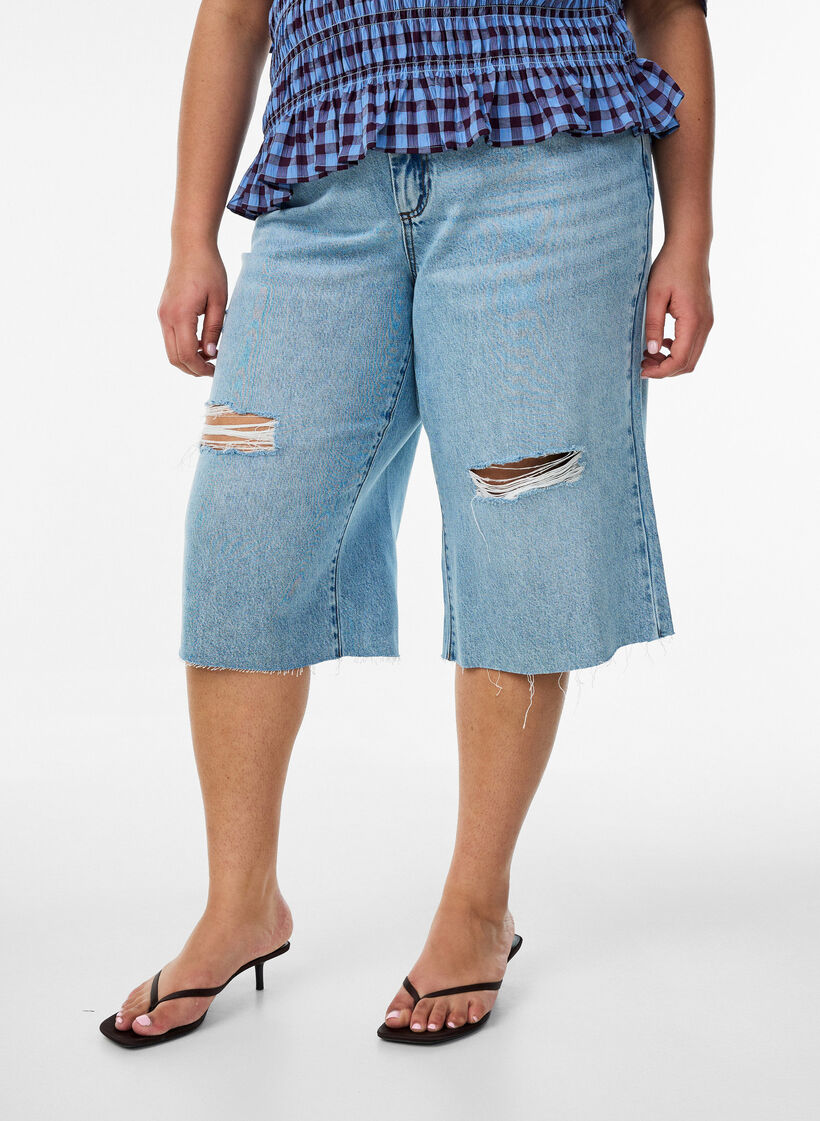 Cropped jeans med en avslappet stil og r&aring; kanter, Bl&aring;, Model