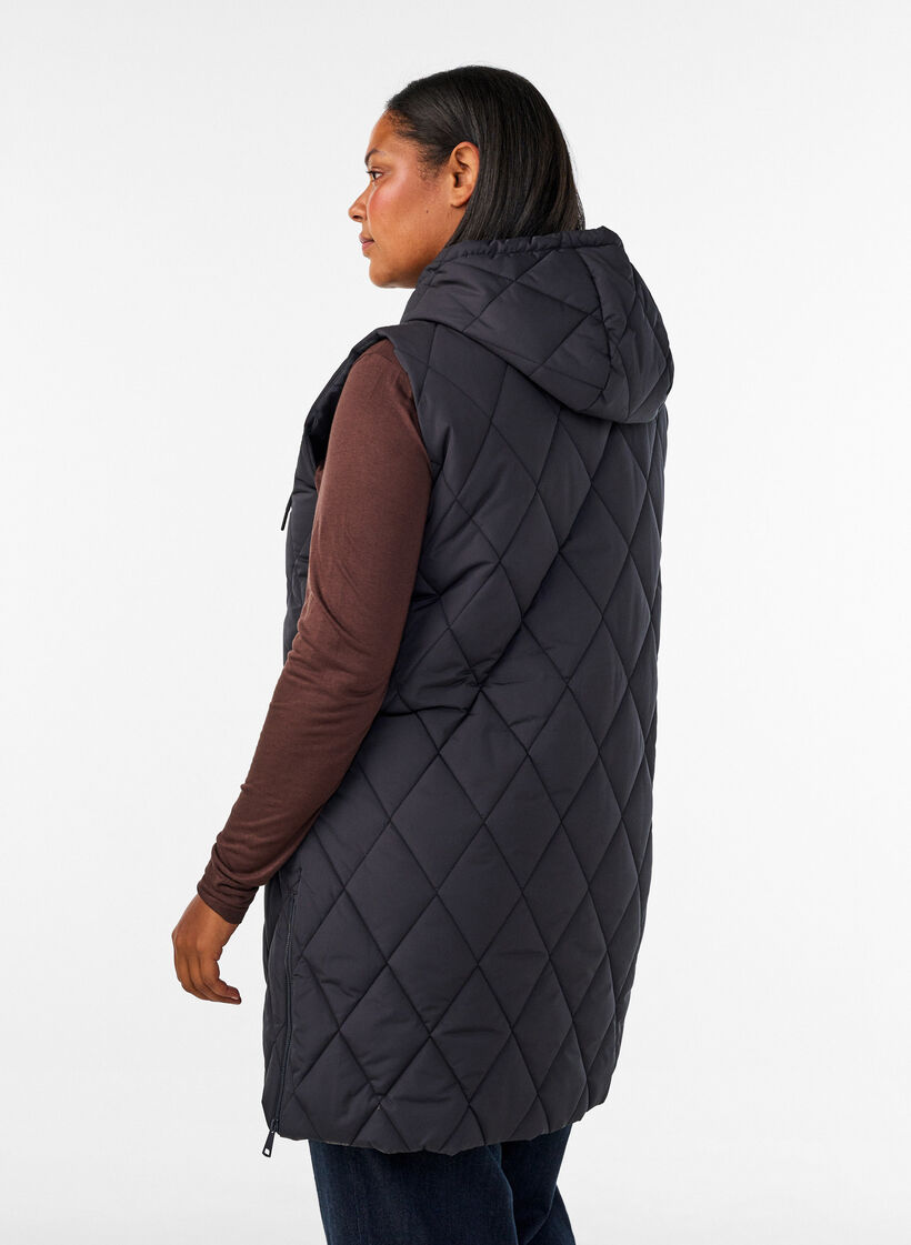 Mellomlang quiltet vest med hette, Svart, Model image number 2