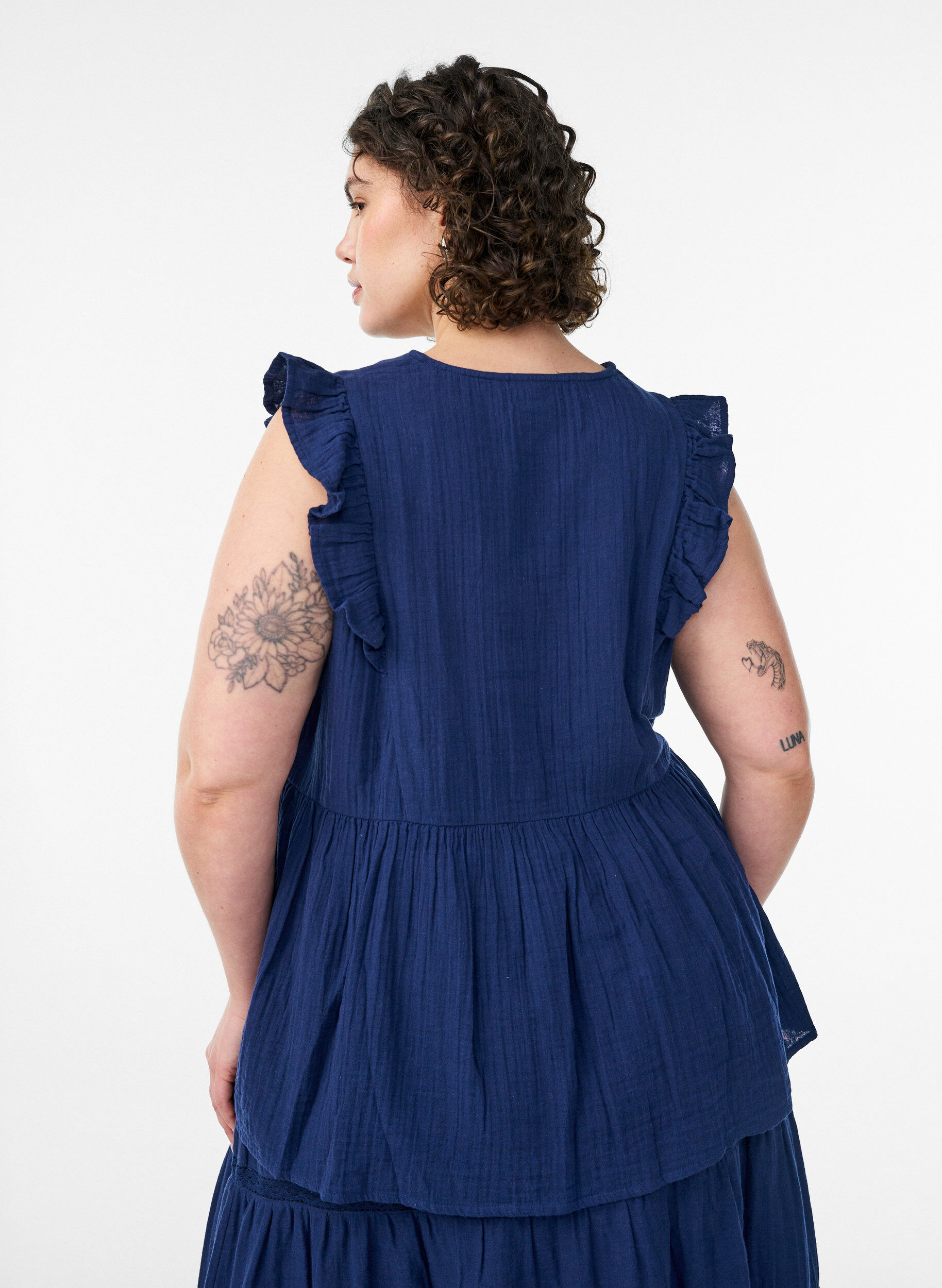 ZizziErmel&oslash;s bluse i bomullsmusselin med volanger, Bl&aring;, Model image number 2