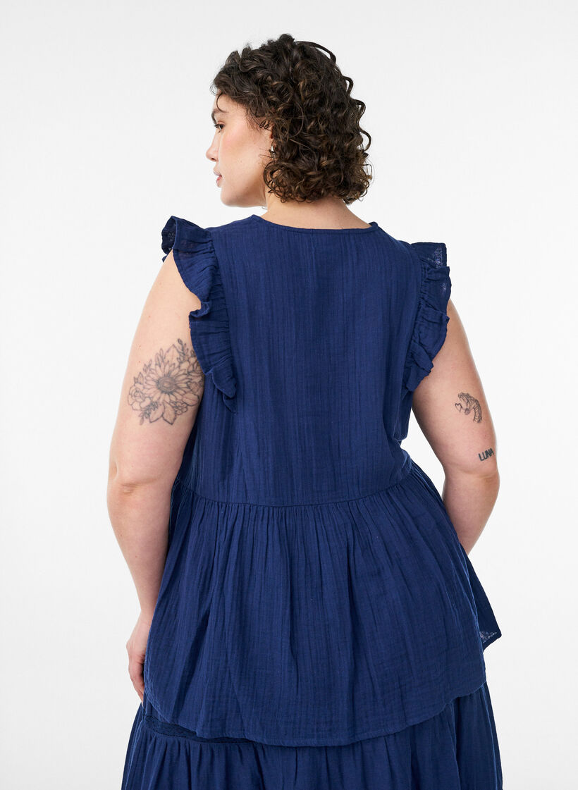 Ermel&oslash;s bluse i bomullsmusselin med volanger, Bl&aring;, Model image number 2