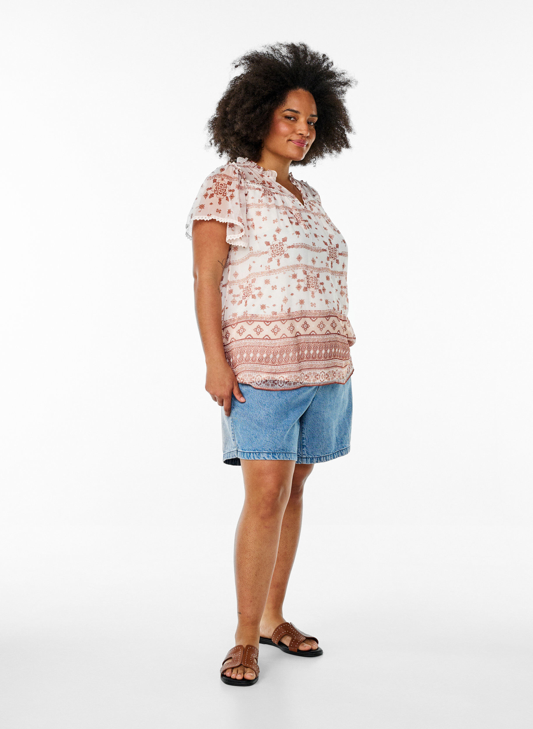 Zizzi M&oslash;nstret bluse med volanger og korte ermer, Vanilje, Model image number 1