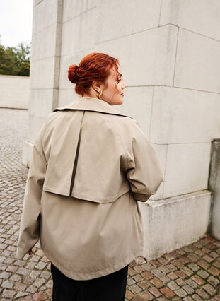 Zizzi Kort trenchcoat med trykknapplukking, Coriander, Image image number 1