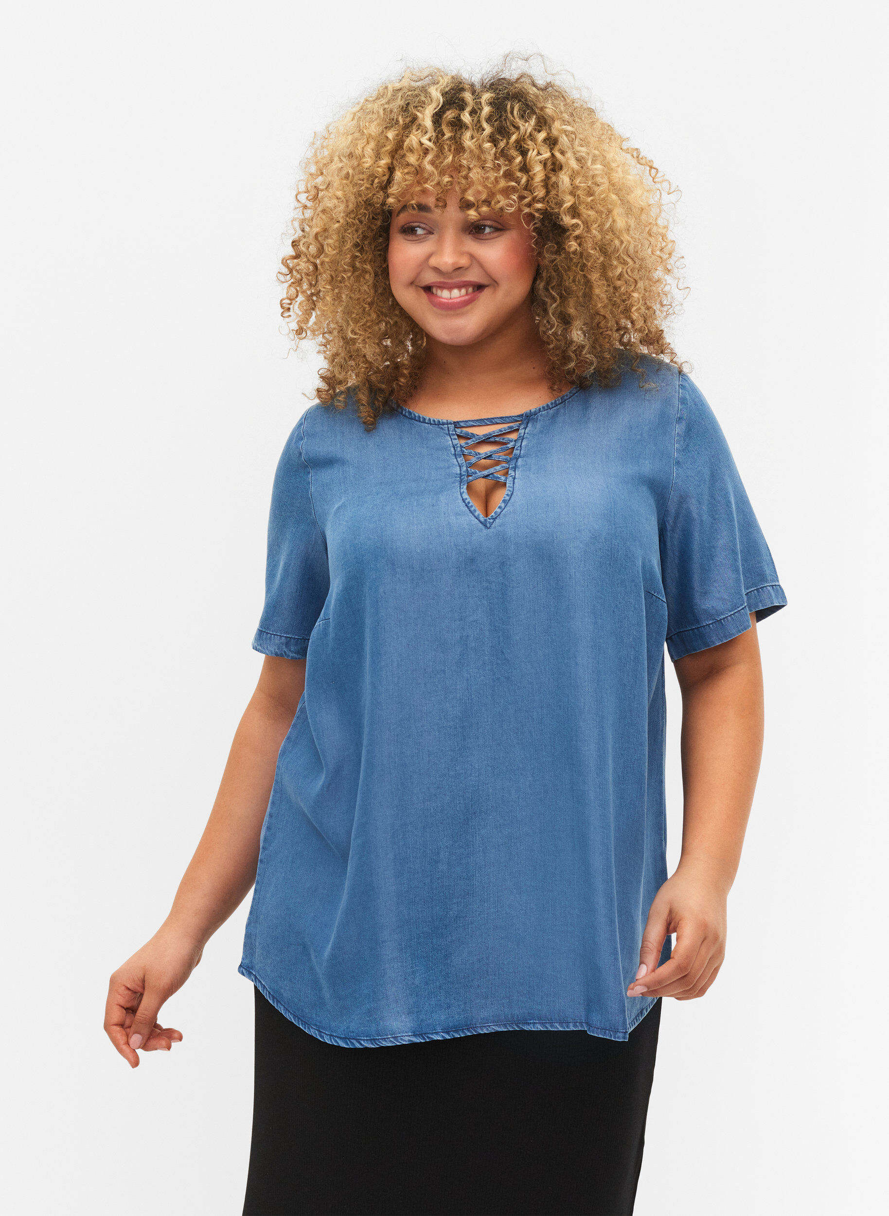 Zizzi Kortermet bluse i lyocell (TENCEL&trade;), Blue denim, Model image number 0