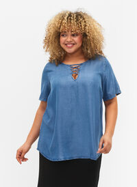 Kortermet bluse i lyocell (TENCEL™), Blue denim, Model