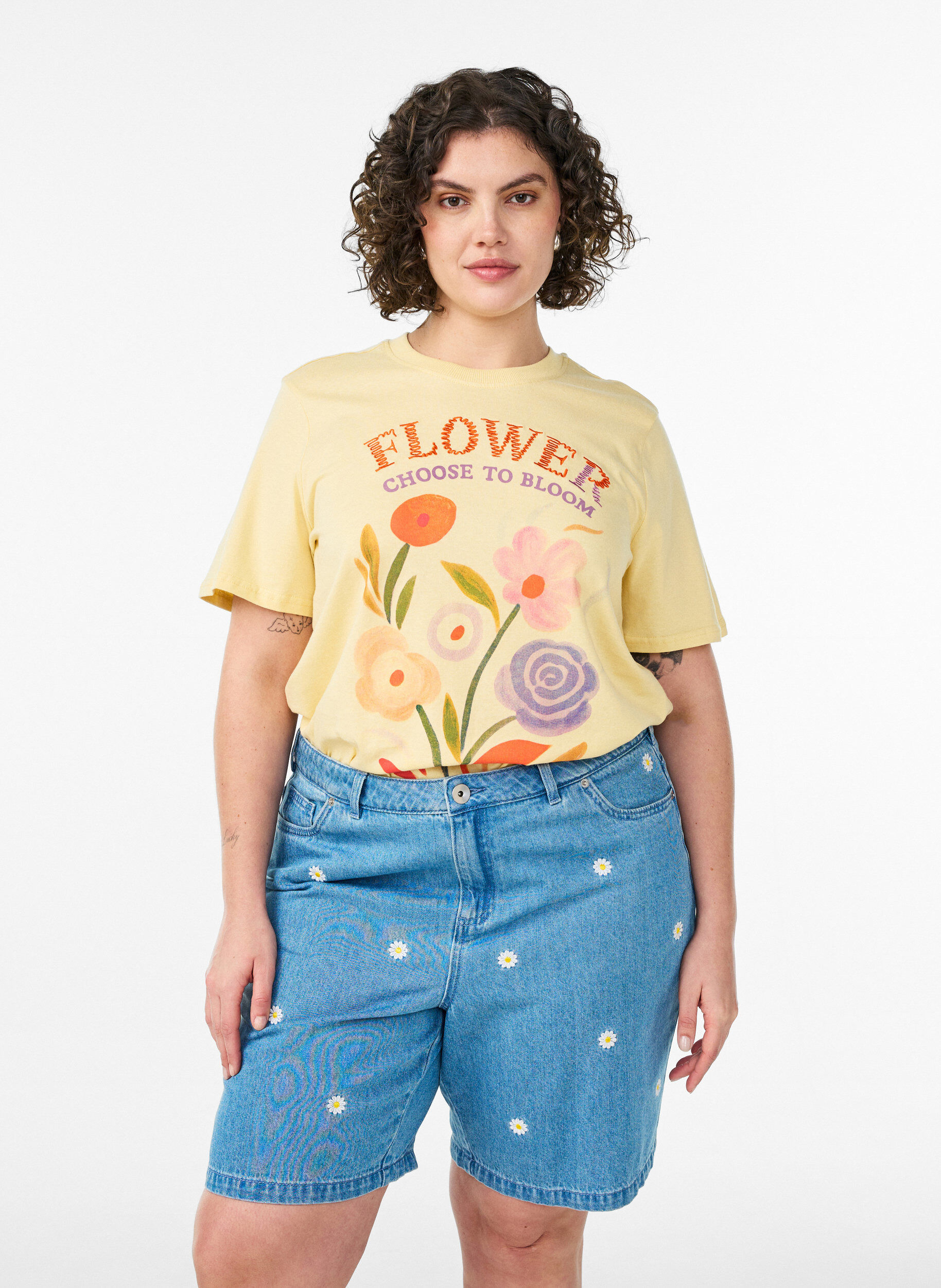 Zizzi H&oslash;ymidjede denimshorts med blomsterbroderi, Bl&aring;, Model image number 0