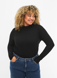Tettsittende viskosebluse med høy hals, Black, Model