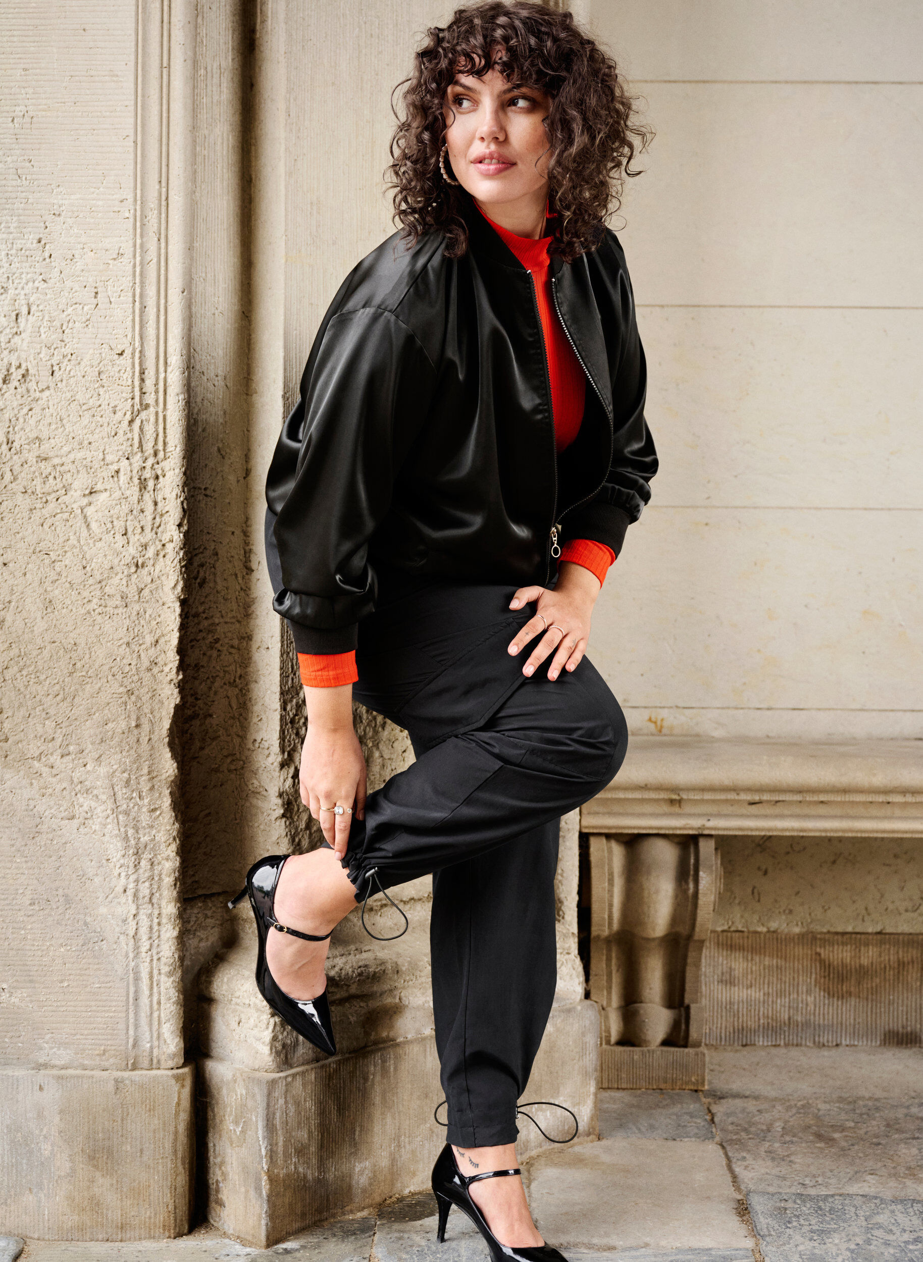 Zizzi Kort cargobukse med justerbar elastikk, Black, Image image number 1