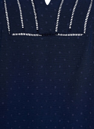 Zizzi Bluse med korte puff ermer og prikkete tekstur, Navy Blazer, Packshot image number 2