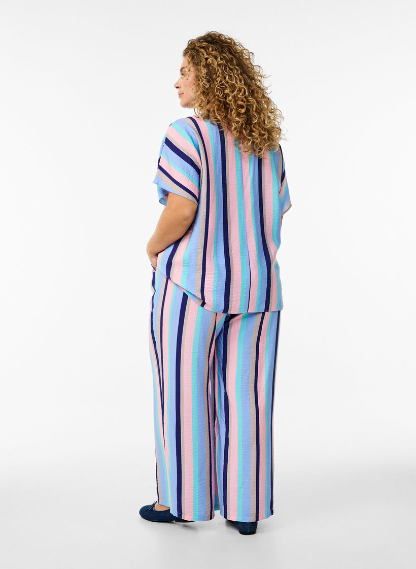 Bukse i viskose med striper og ledig passform, Pastel stripe, Model