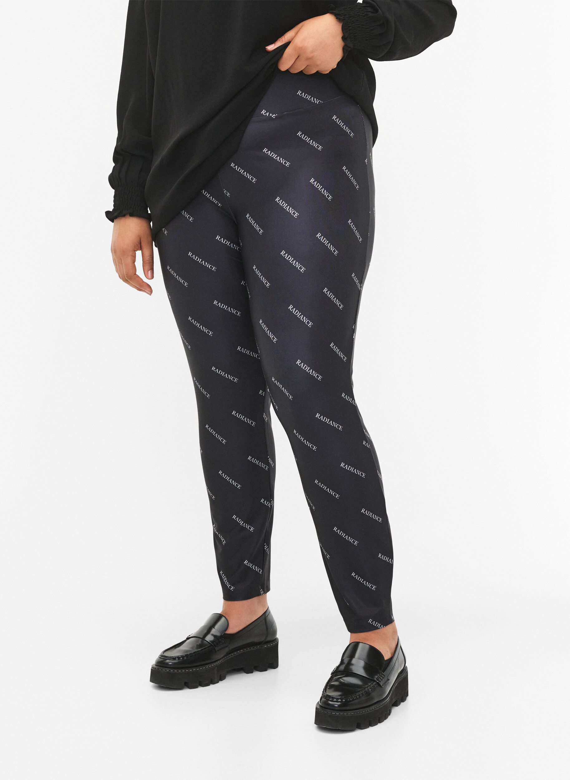 Zizzi Leggings med teksttrykk, Black Radiance, Model image number 2