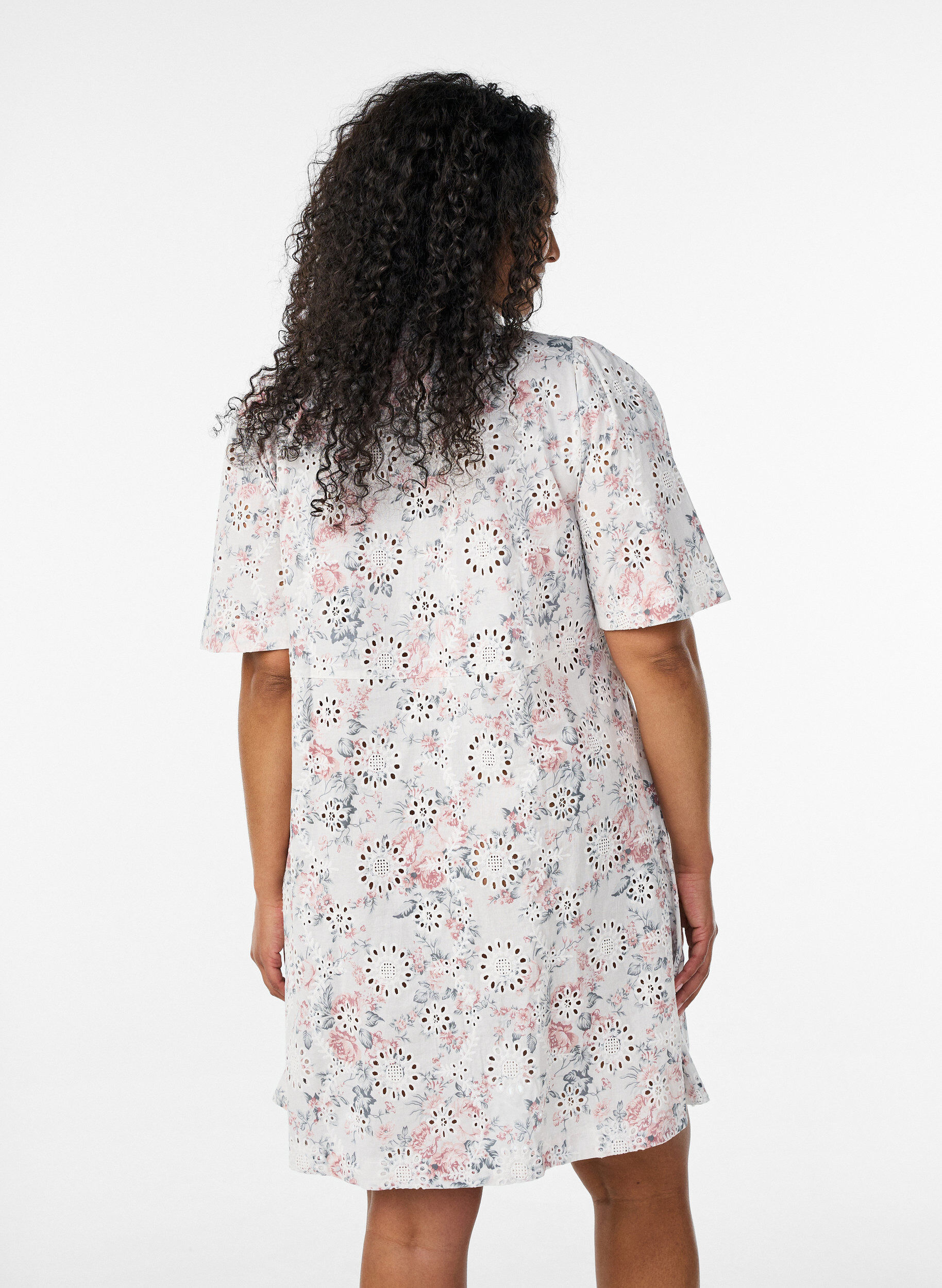 ZizziBomullskjole med blomsterm&oslash;nster og broderie anglaise, Vanilje, Model image number 2