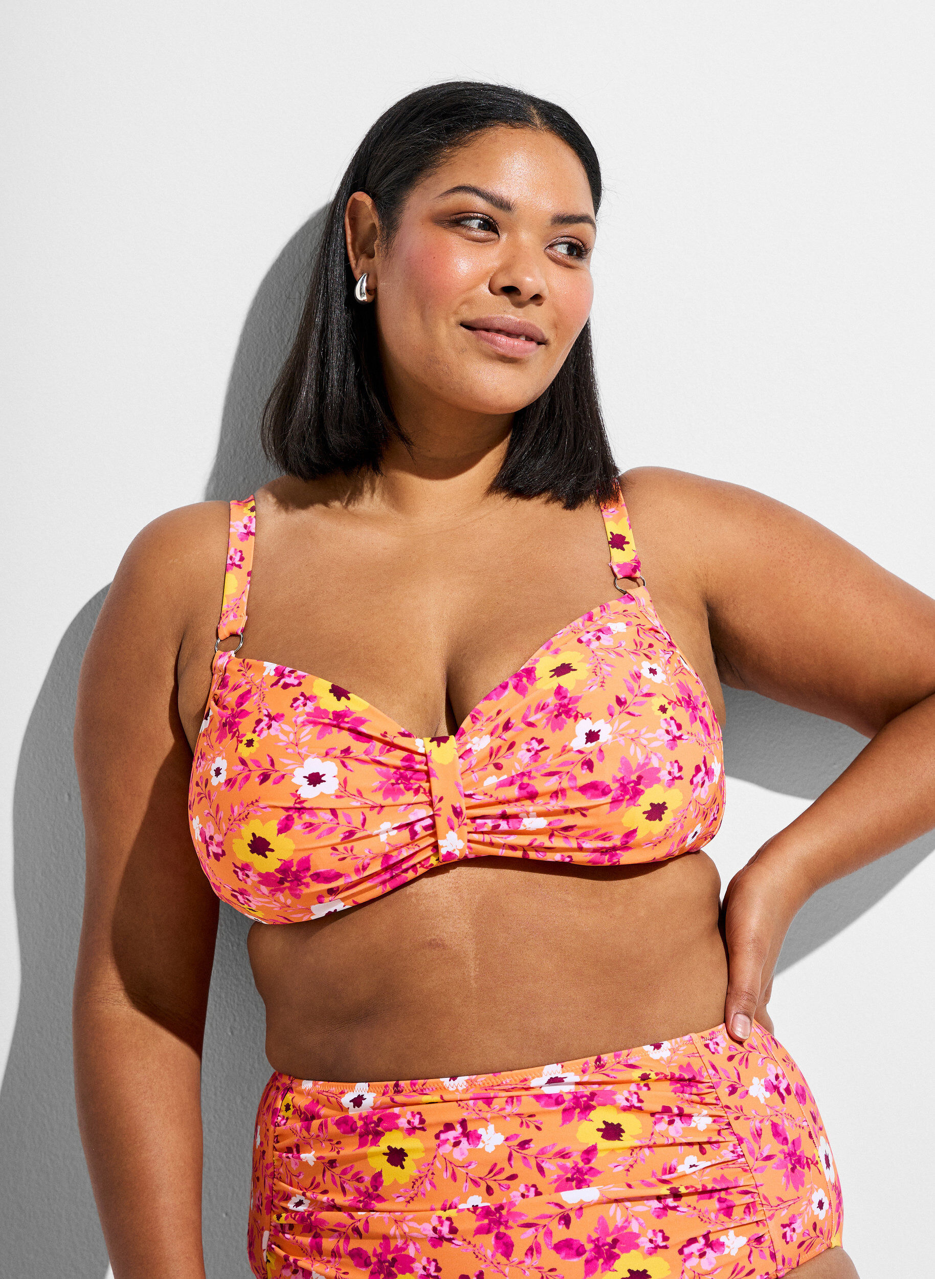 Bikinioverdel med b&oslash;yle og m&oslash;nster, Orange, Model