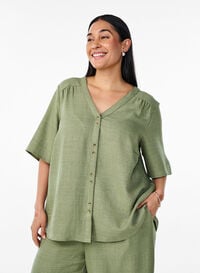 Skjortebluse med V-hals eog korte ermer, Grønn Skjortebluse med V-hals eog korte ermer, Grønn, Model