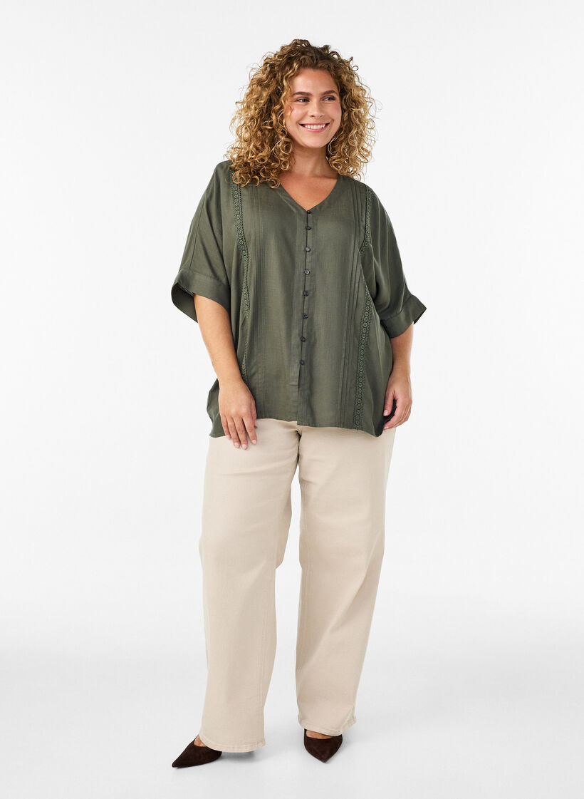 Viskosebluse med heklet kant og knapper, Gr&oslash;nn, Model image number 1