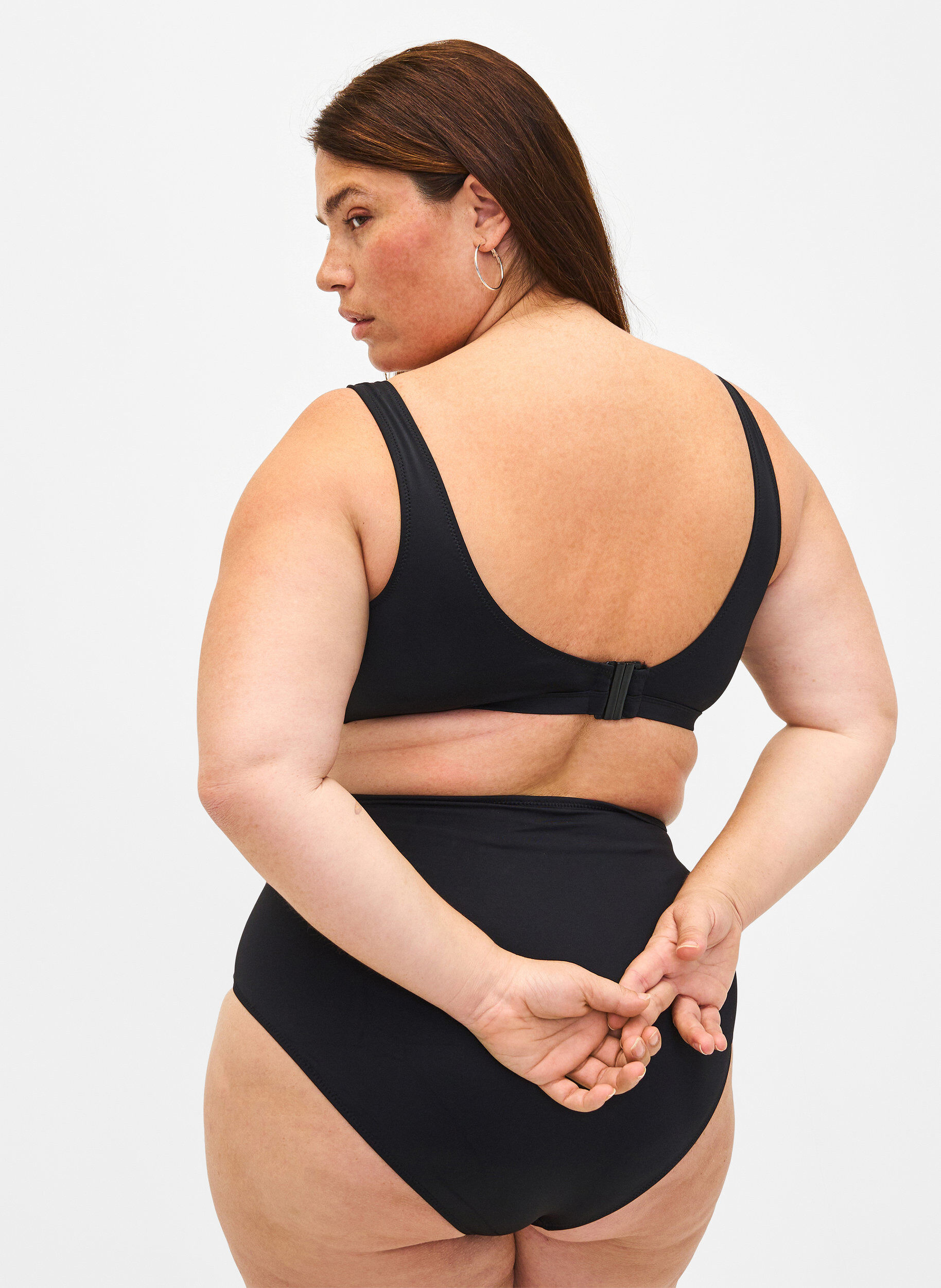 Zizzi Bikinioverdel med V-tr&aring;d og avtagbare innlegg, Svart, Model image number 2