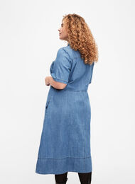 Skjortekjole i denim med korte ermer, Light Blue Denim, Model