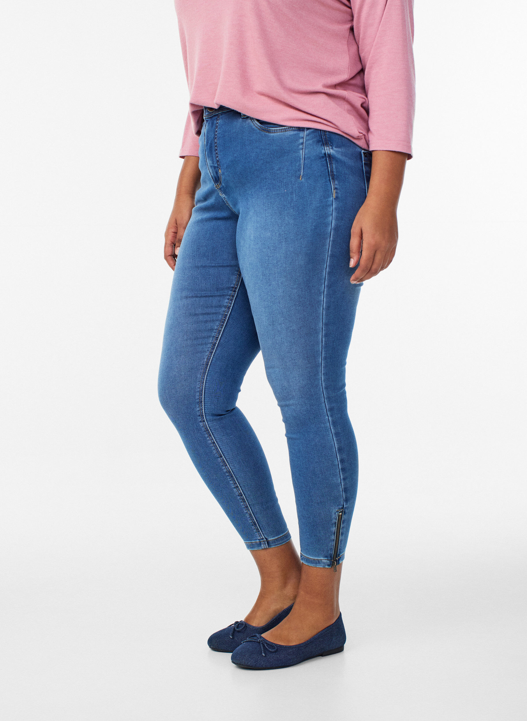 Zizzi Cropped Amy jeans med glidel&aring;sdetaljer, Bl&aring;, Model image number 2
