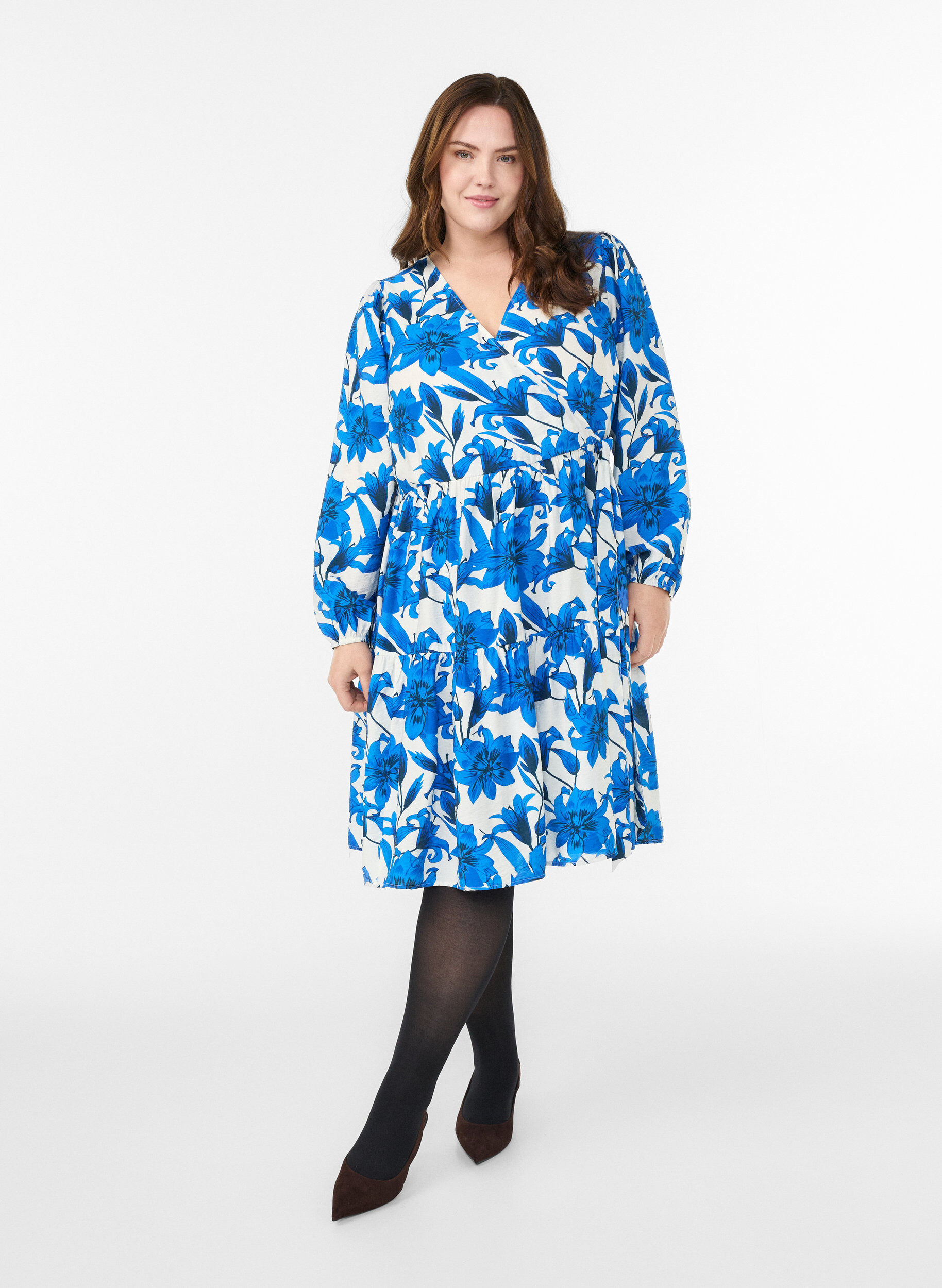 Zizzi Blomstret omslagskjole med knytebelte, Vanilje, Model image number 1