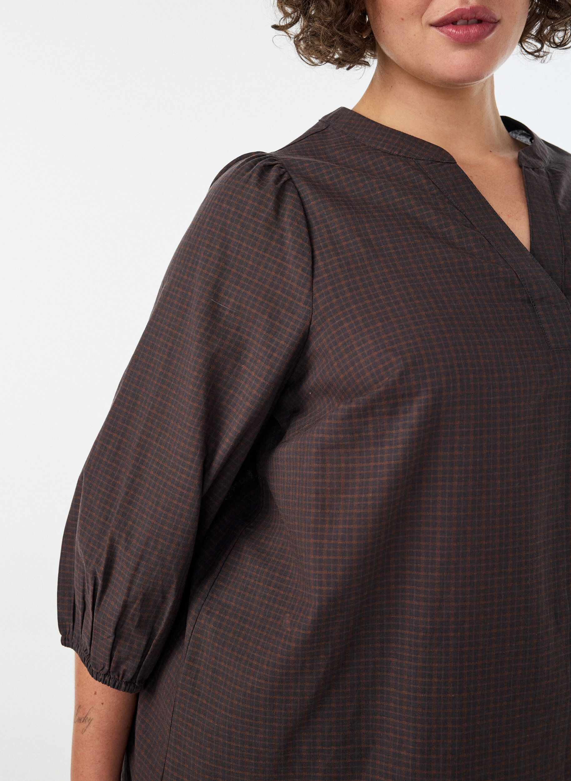 ZizziRutete bluse med V-hals og 3/4-ermer, Brun, Model image number 3