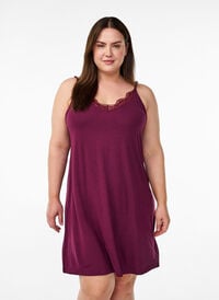 Nattkjole i viskose med blondekant, Mørk Bordeaux Nattkjole i viskose med blondekant, Mørk Bordeaux, Model