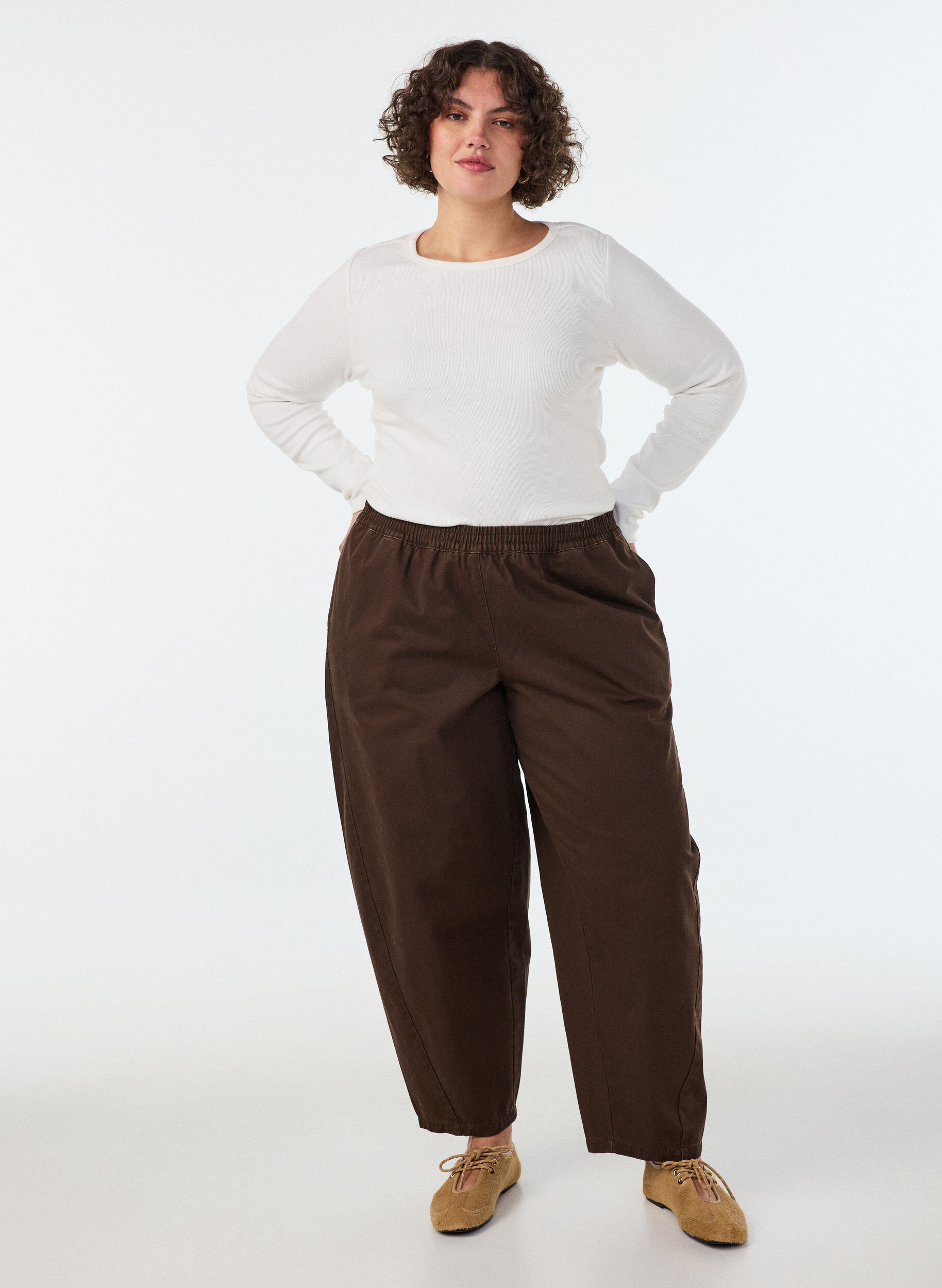 Barrel-jeans med h&oslash;y midje og elastisk linning, Brun, Model