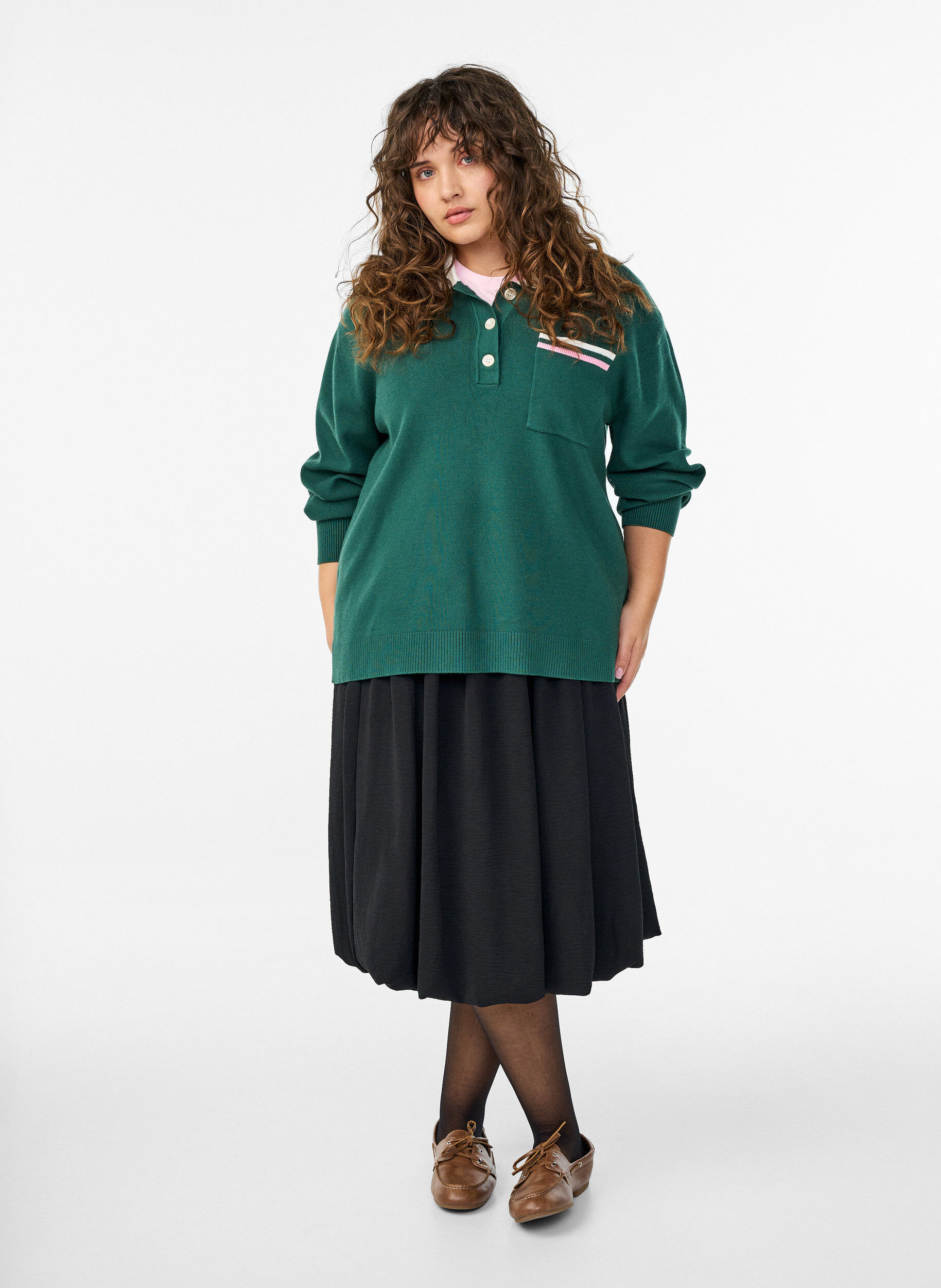 Zizzi Strikkebluse med poloskjorte-krage og kontraststriper, Gr&oslash;nn, Model image number 1