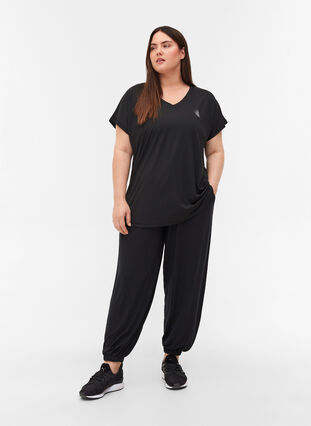 Kortermet T-skjorte til trening med V-hals, Black, Model image number 2