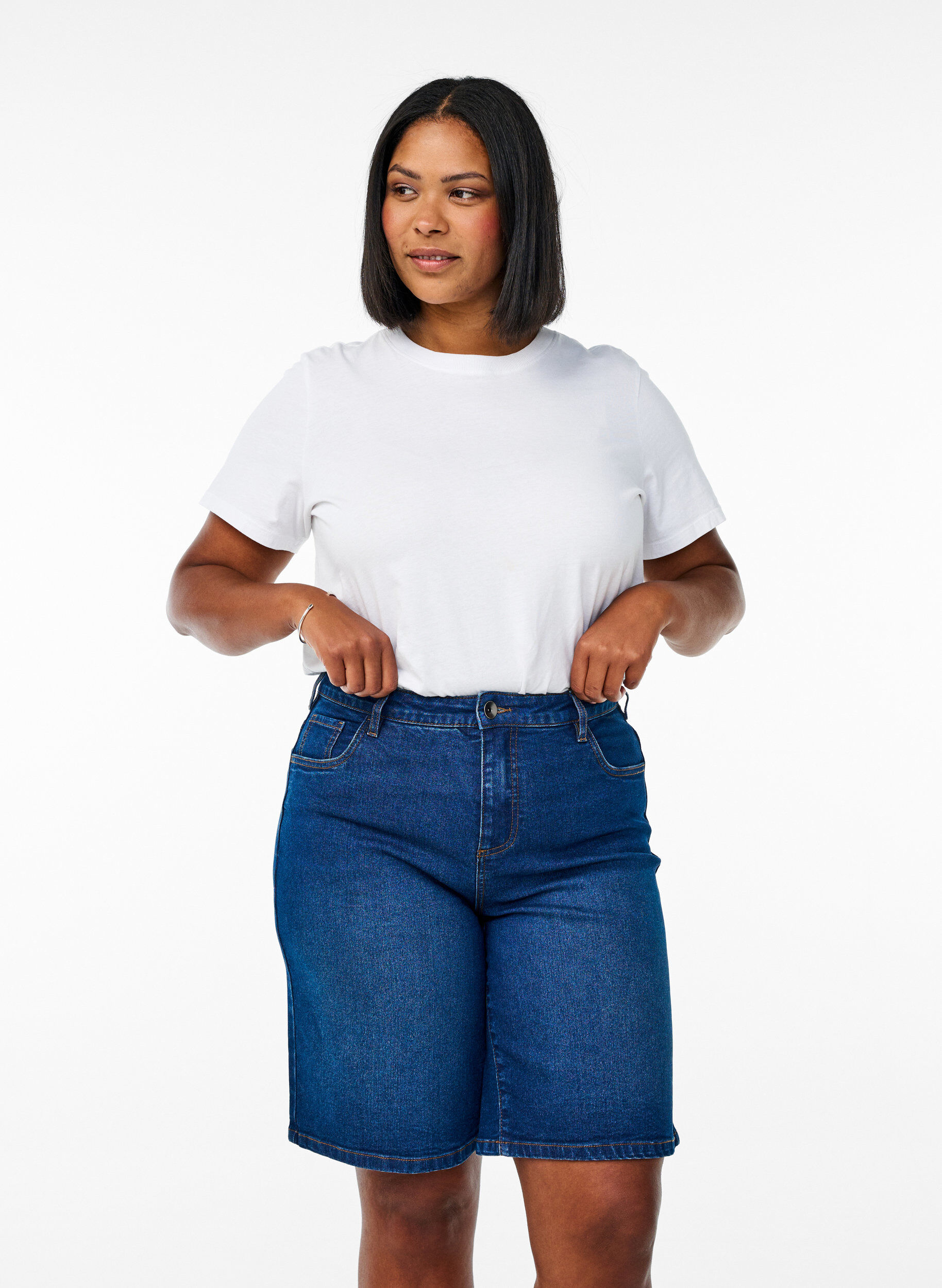 L&oslash;se denimshorts med h&oslash;y midje, Bl&aring;, Model