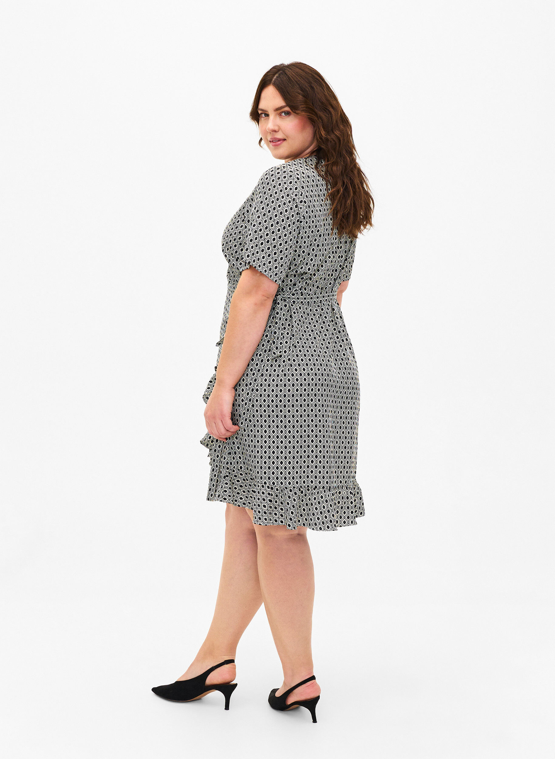 Zizzi Flash - Omslagskjole med korte ermer, Black White Graphic, Model image number 1