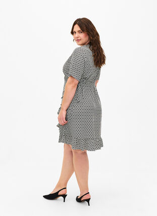 Zizzi Flash - Omslagskjole med korte ermer, Black White Graphic, Model image number 1