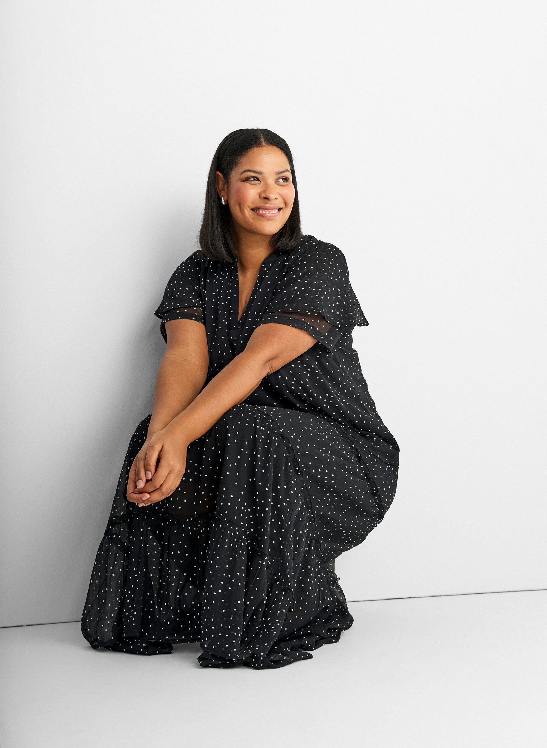 Zizzi Chiffonbluse med polkadotter og volangermer, Svart, Model image number 3