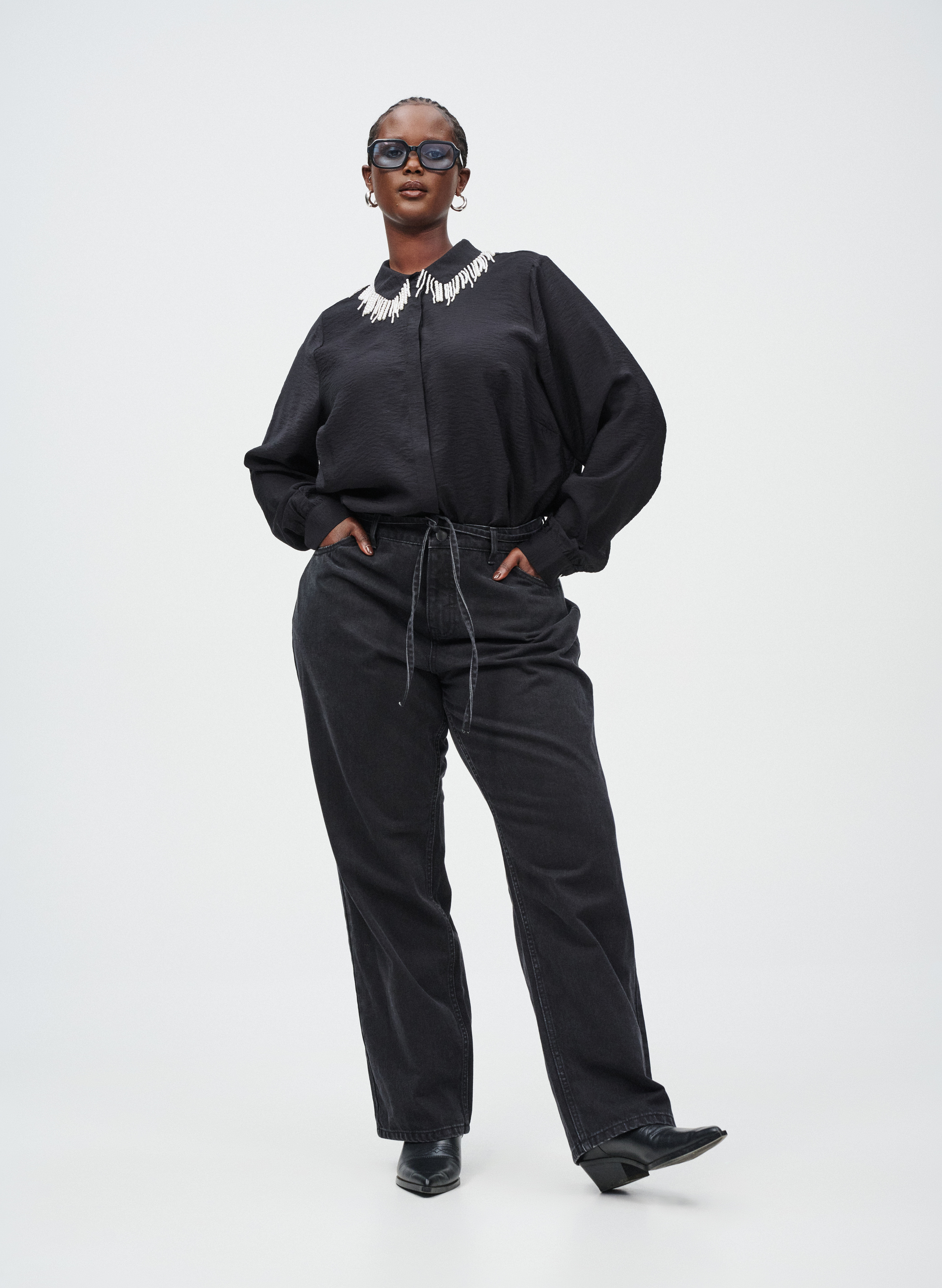 Zizzi Skjorte med perlebrodert krage, , Model