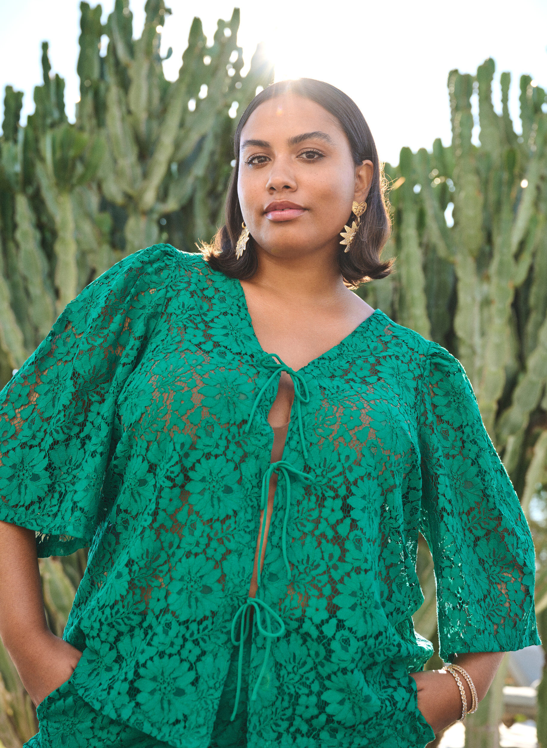 Zizzi Bluse med blonder, 3/4 ermer og sl&oslash;yfer foran, Gr&oslash;nn, Image image number 0