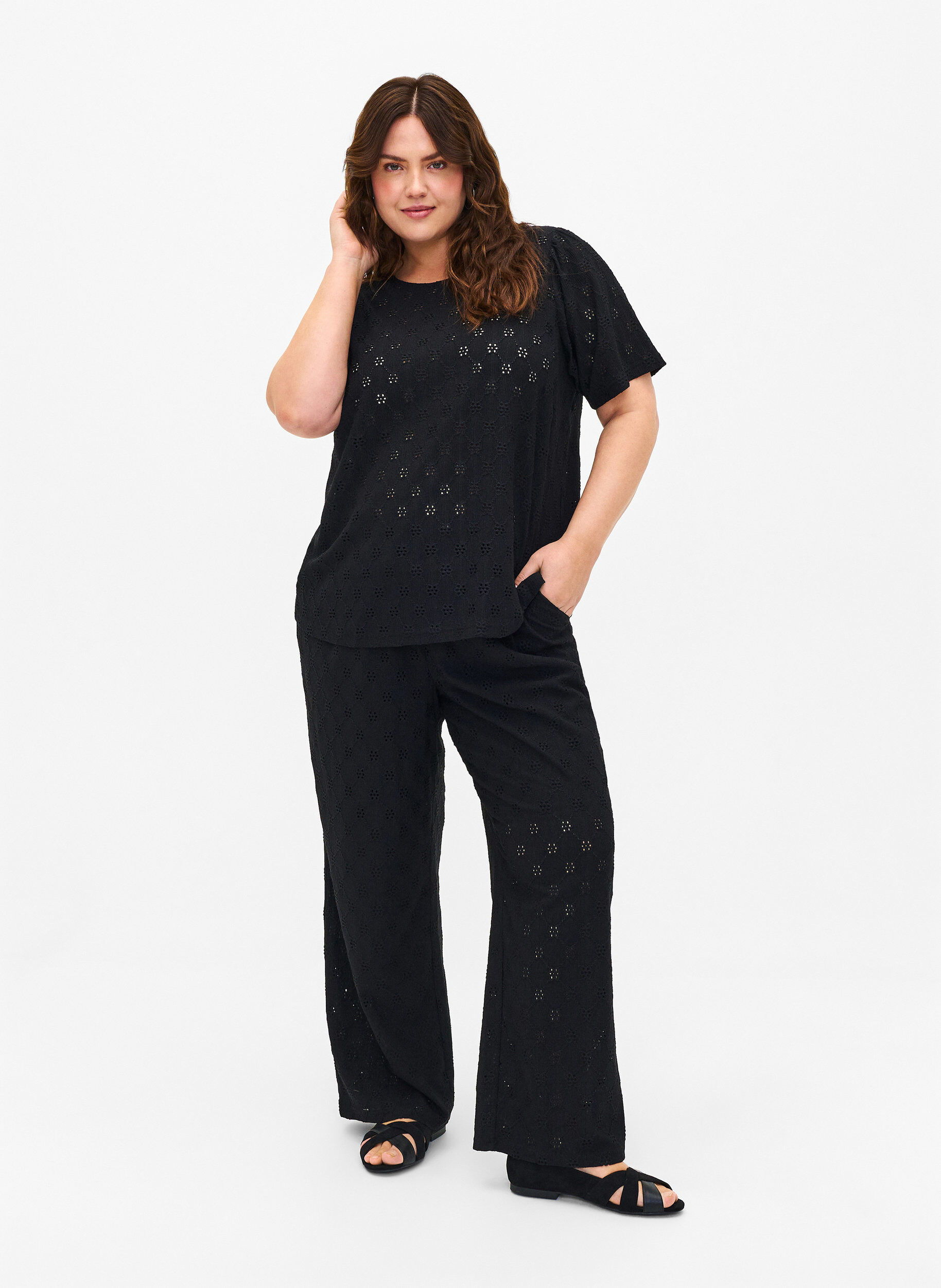 Zizzi Kortermet bluse med hullm&oslash;nster, Black, Model image number 2