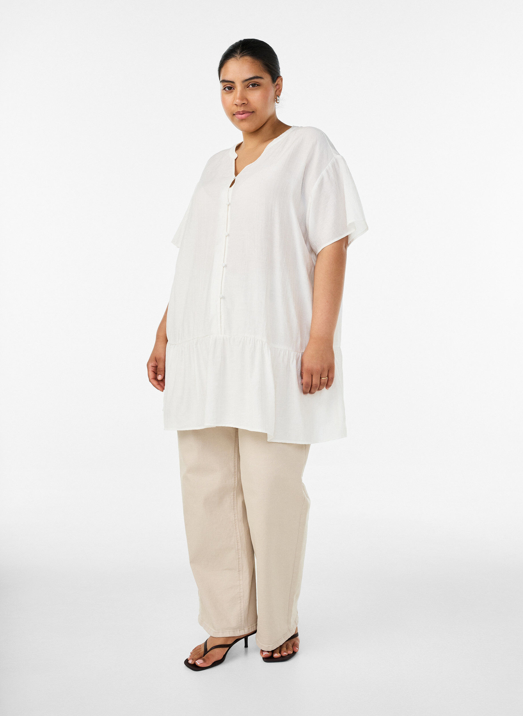 ZizziL&oslash;s tunika med kr&oslash;llet struktur og volangkant, Vanilje, Model image number 1