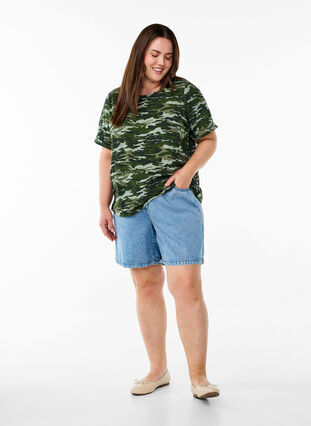 Zizzi T-skjorte med rund hals og heldekkende trykk, Grønn, Model image number 1