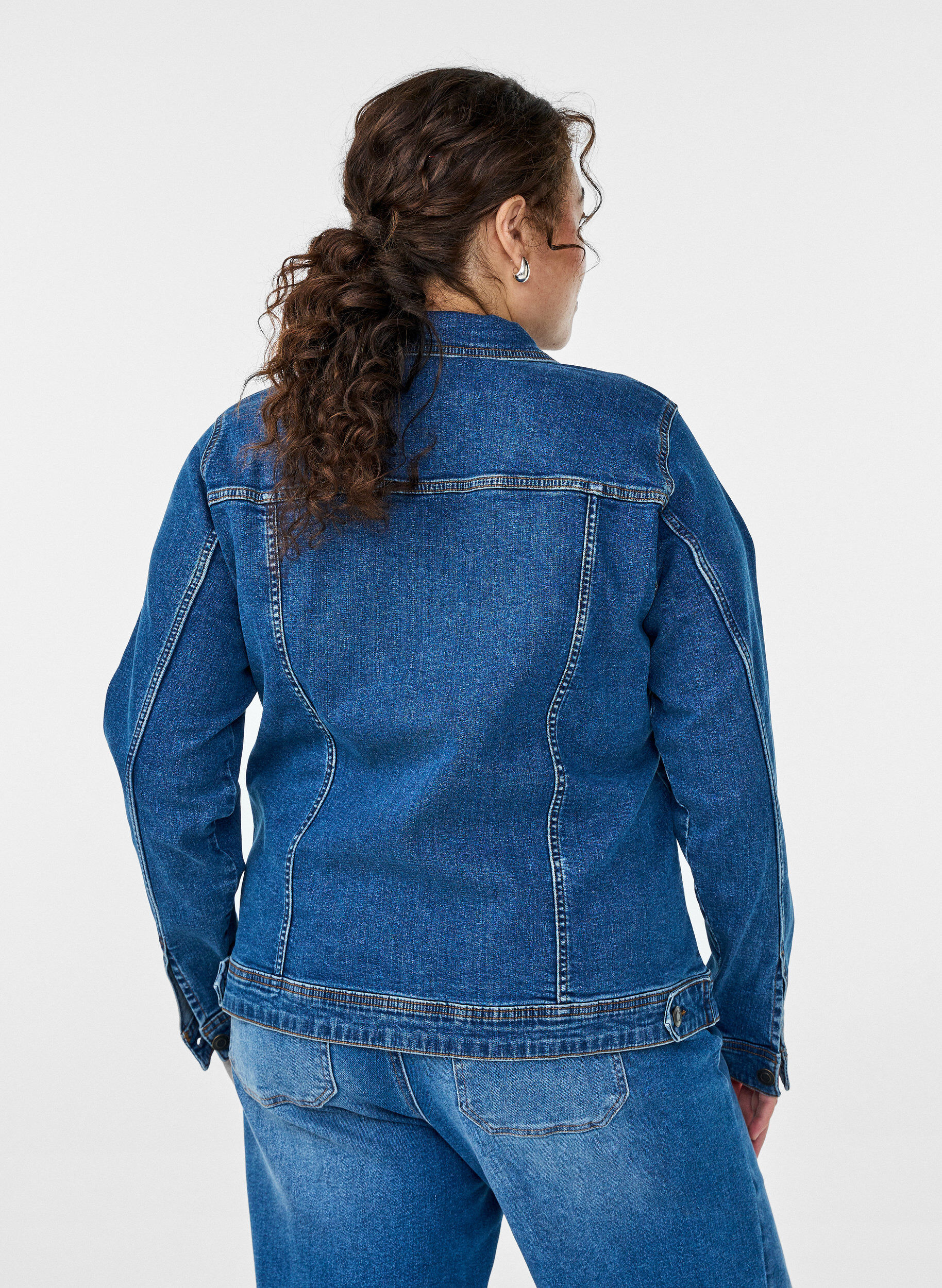 Zizzi Denimjakke med en klassisk passform, Bl&aring;, Model image number 2