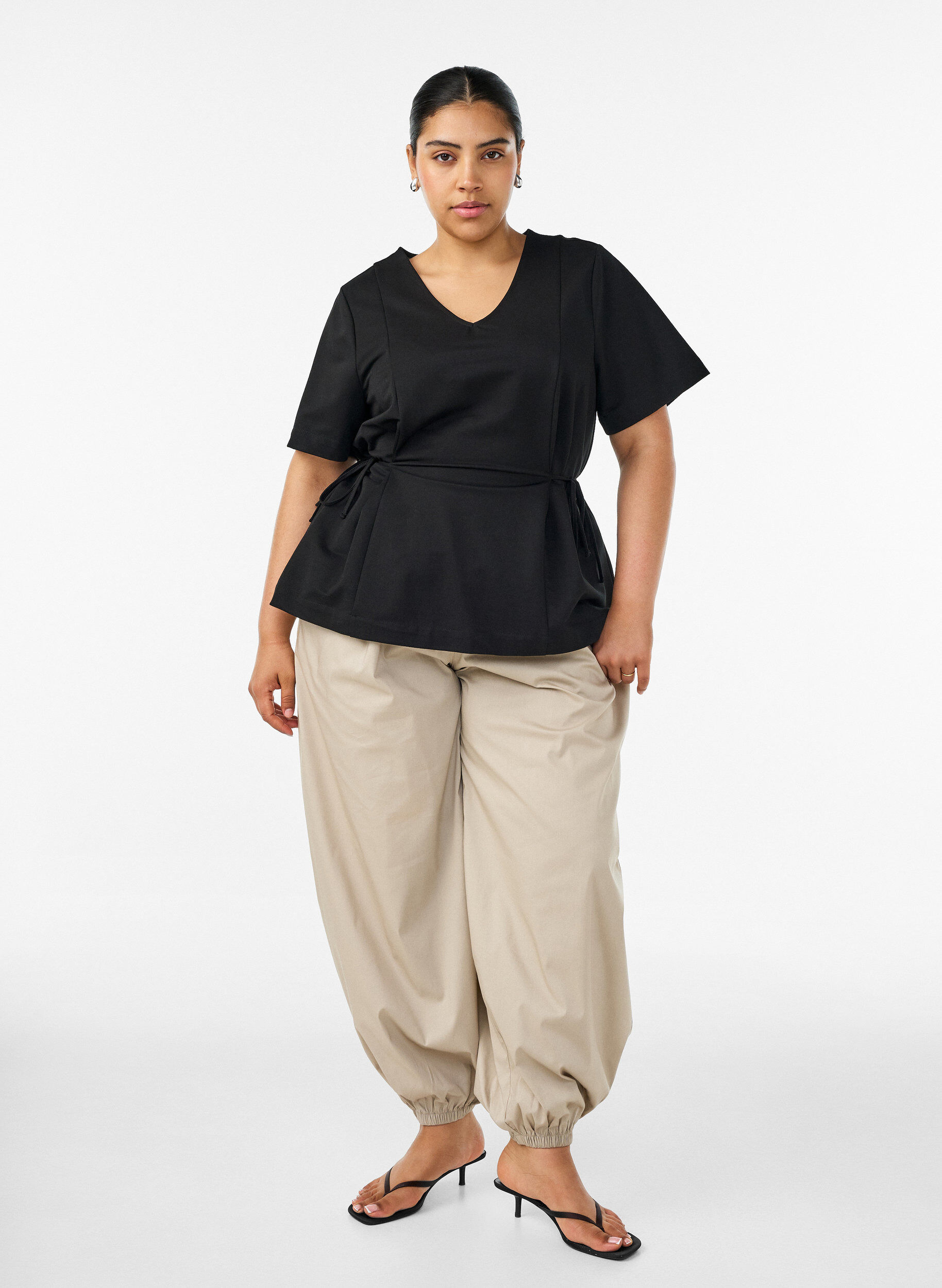 ZizziBluse i bomullsblanding med V-hals og knyteb&aring;nd, Svart, Model image number 1