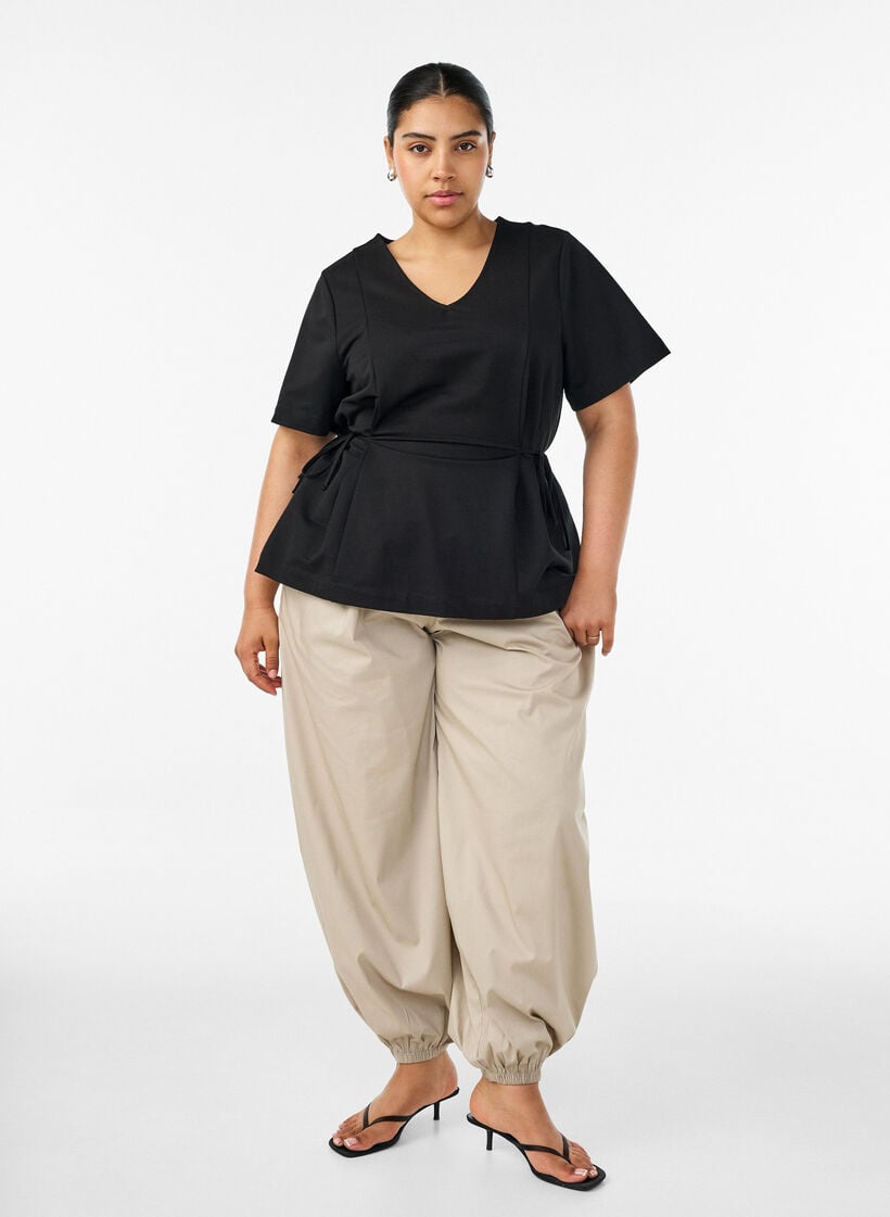 Bluse i bomullsblanding med V-hals og knyteb&aring;nd, Svart, Model image number 1