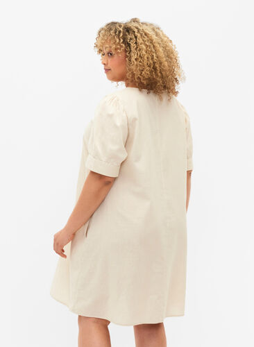 Kjole med V-hals i bomullsmiks med lin, Sandshell, Model image number 1