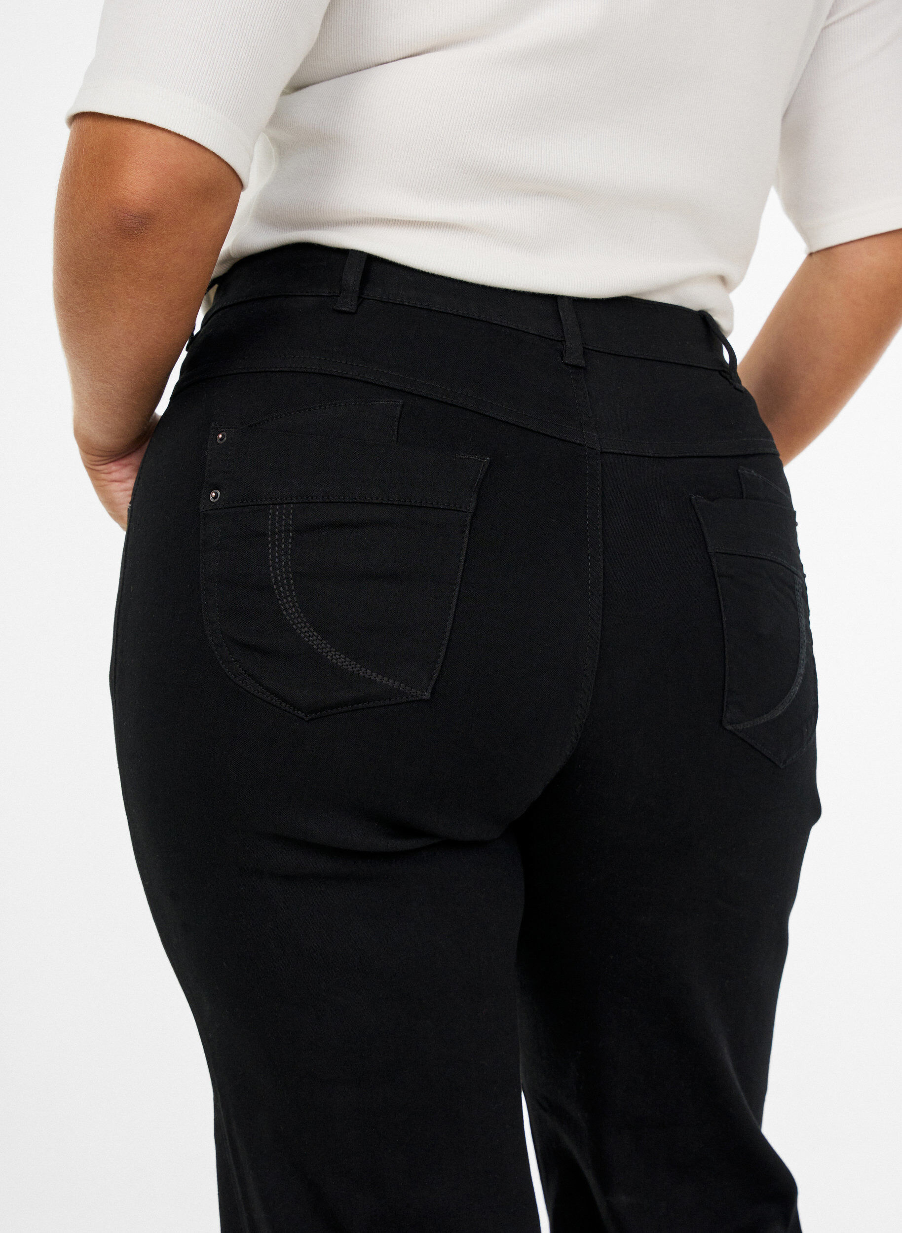 ZizziRegular fit Gemma-jeans med h&oslash;y midje, Svart, Model image number 2