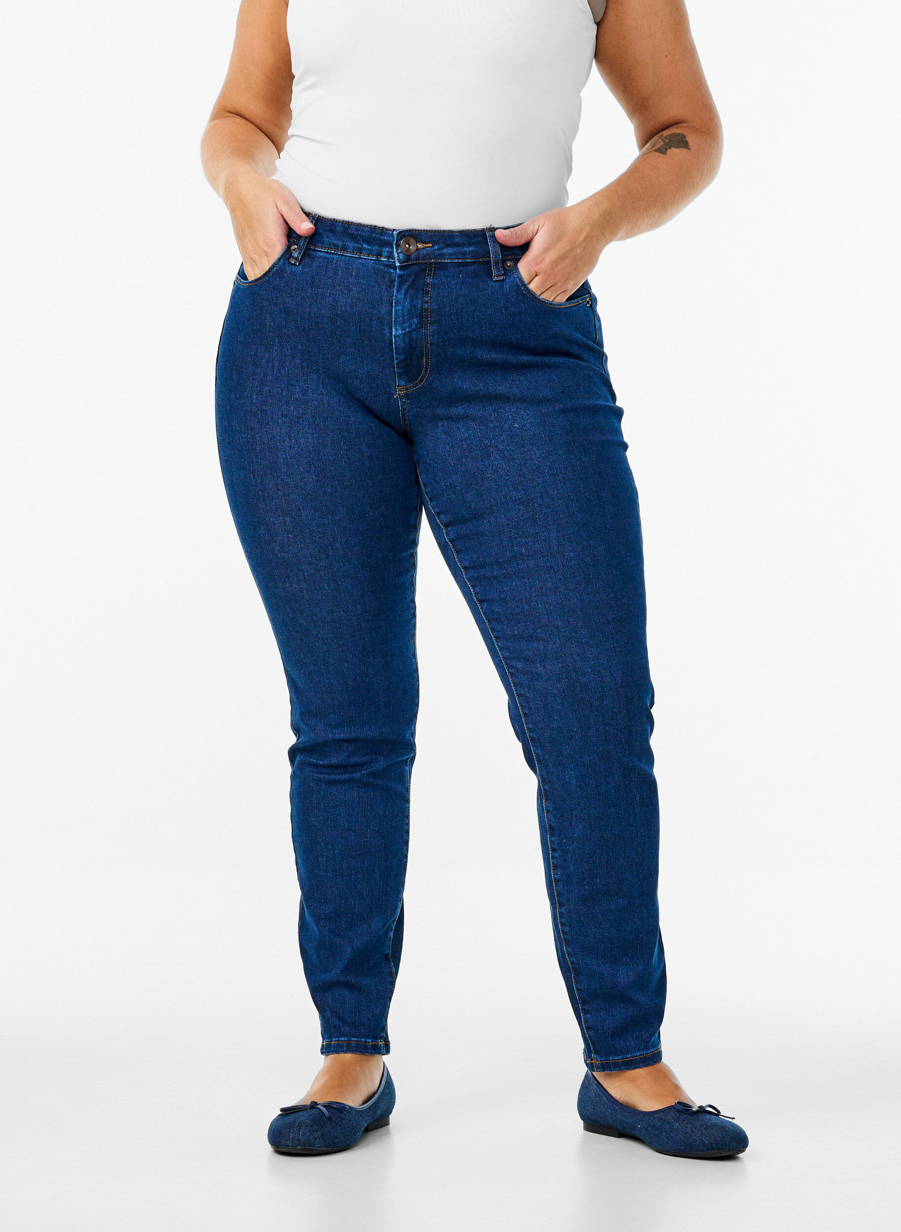ZizziEmily jeans i smal passform og normalt h&oslash;y midje, Bl&aring;, Model image number 2