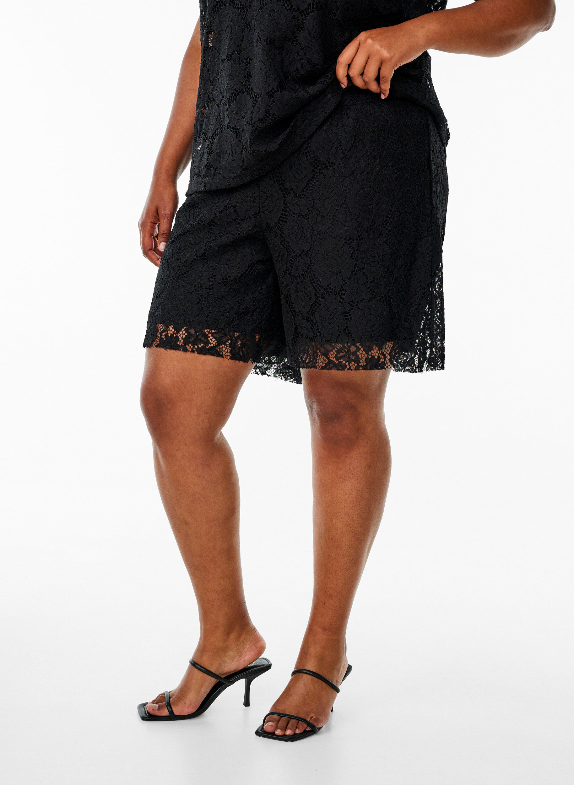 Zizzi Loose fit blonde shorts, Svart, Model image number 3