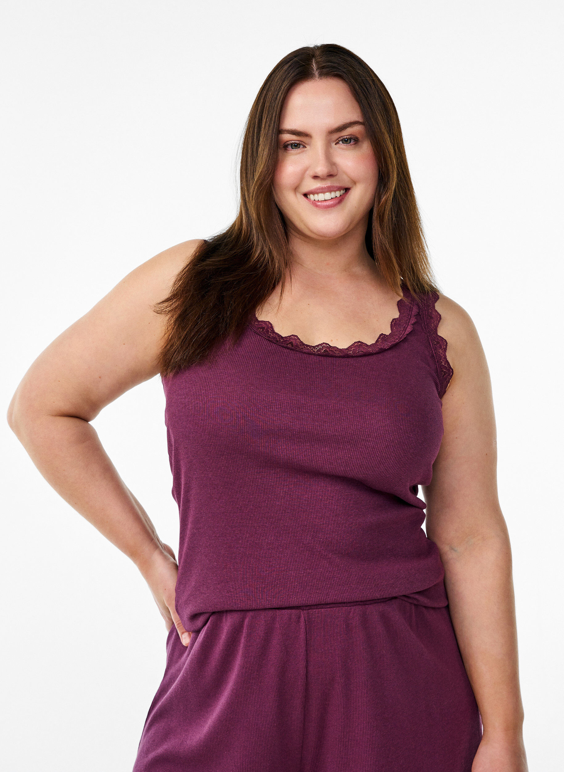 Zizzi L&oslash;se nattshorts med ribbestruktur og blonderkant, M&oslash;rk Bordeaux, Model image number 0