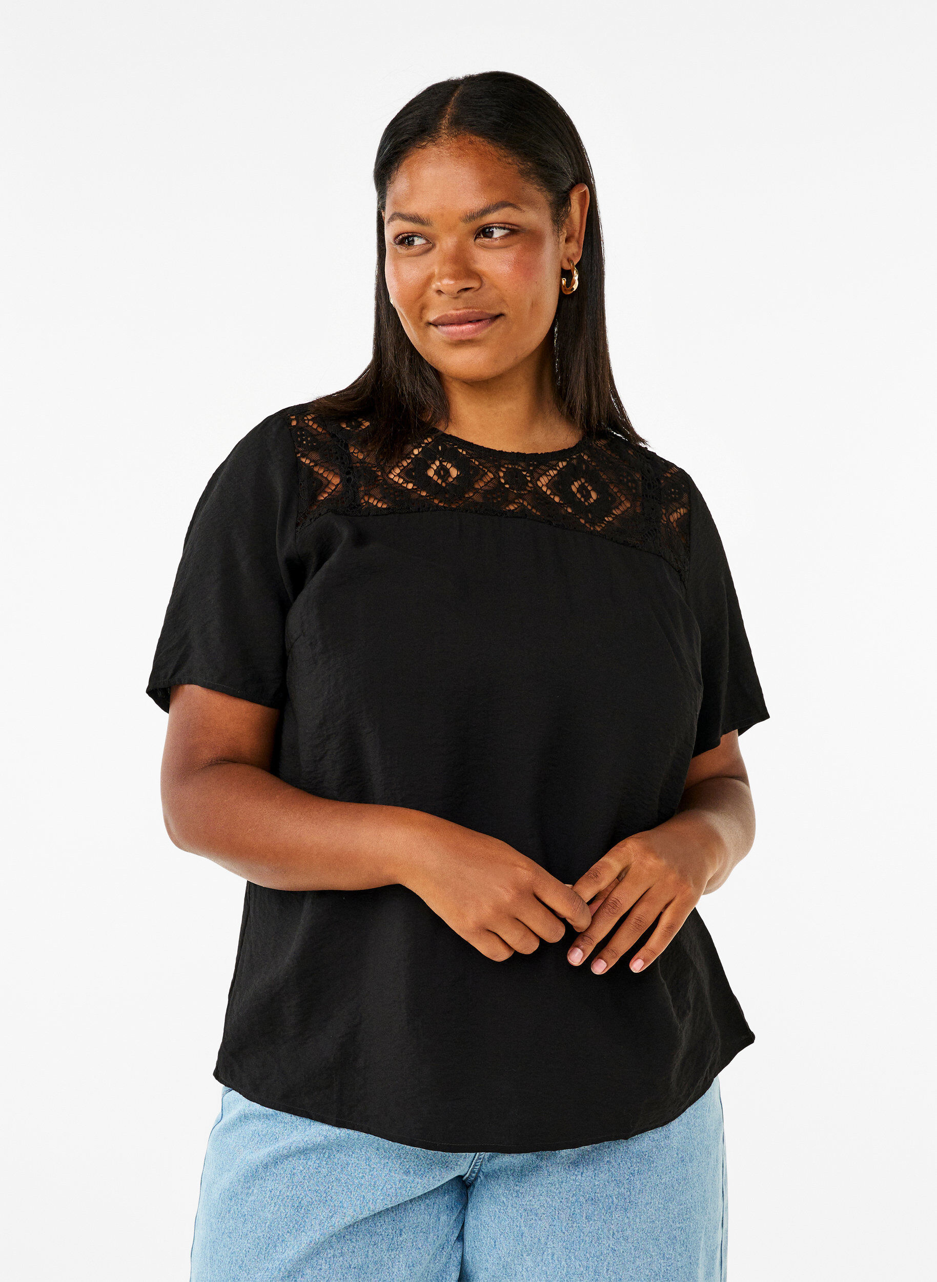 Zizzi Kortermet bluse i viskose med blondedetaljer, Black, Model image number 0