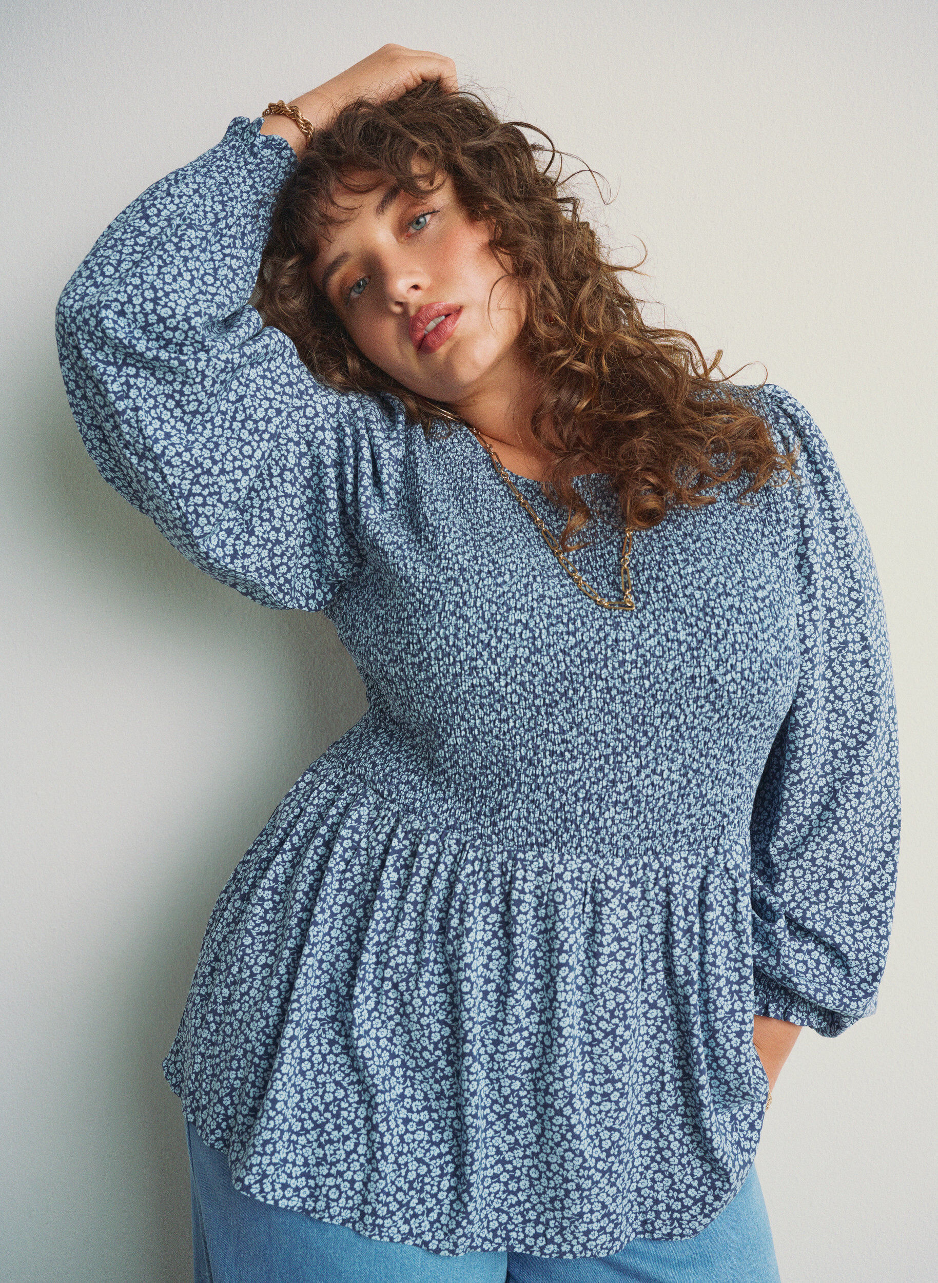 Zizzi Bluse med smocket topp og blomstertrykk, Bl&aring;, Image image number 0