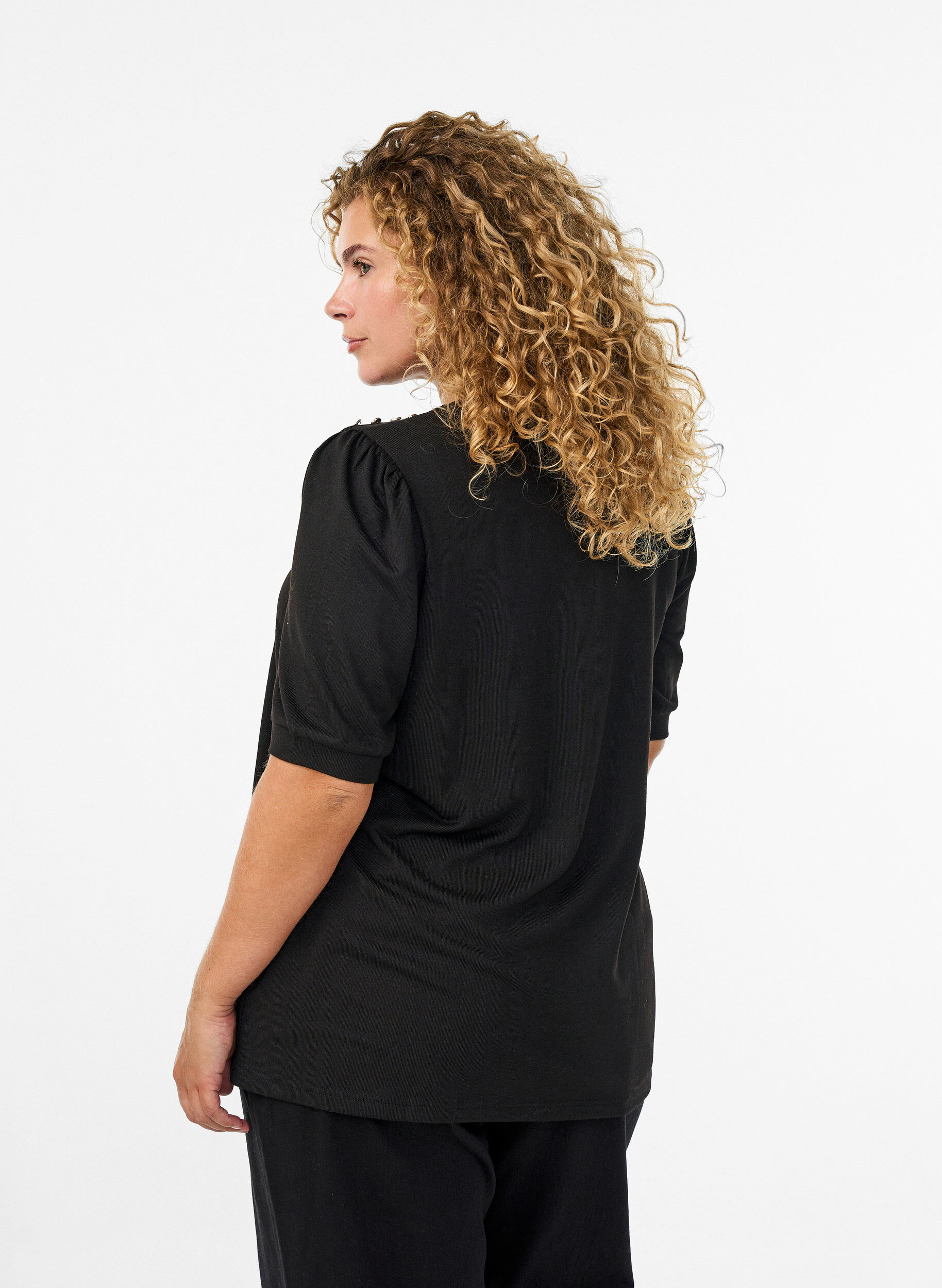 ZizziBluse med knappedetaljer og korte puffermer, Svart, Model image number 2