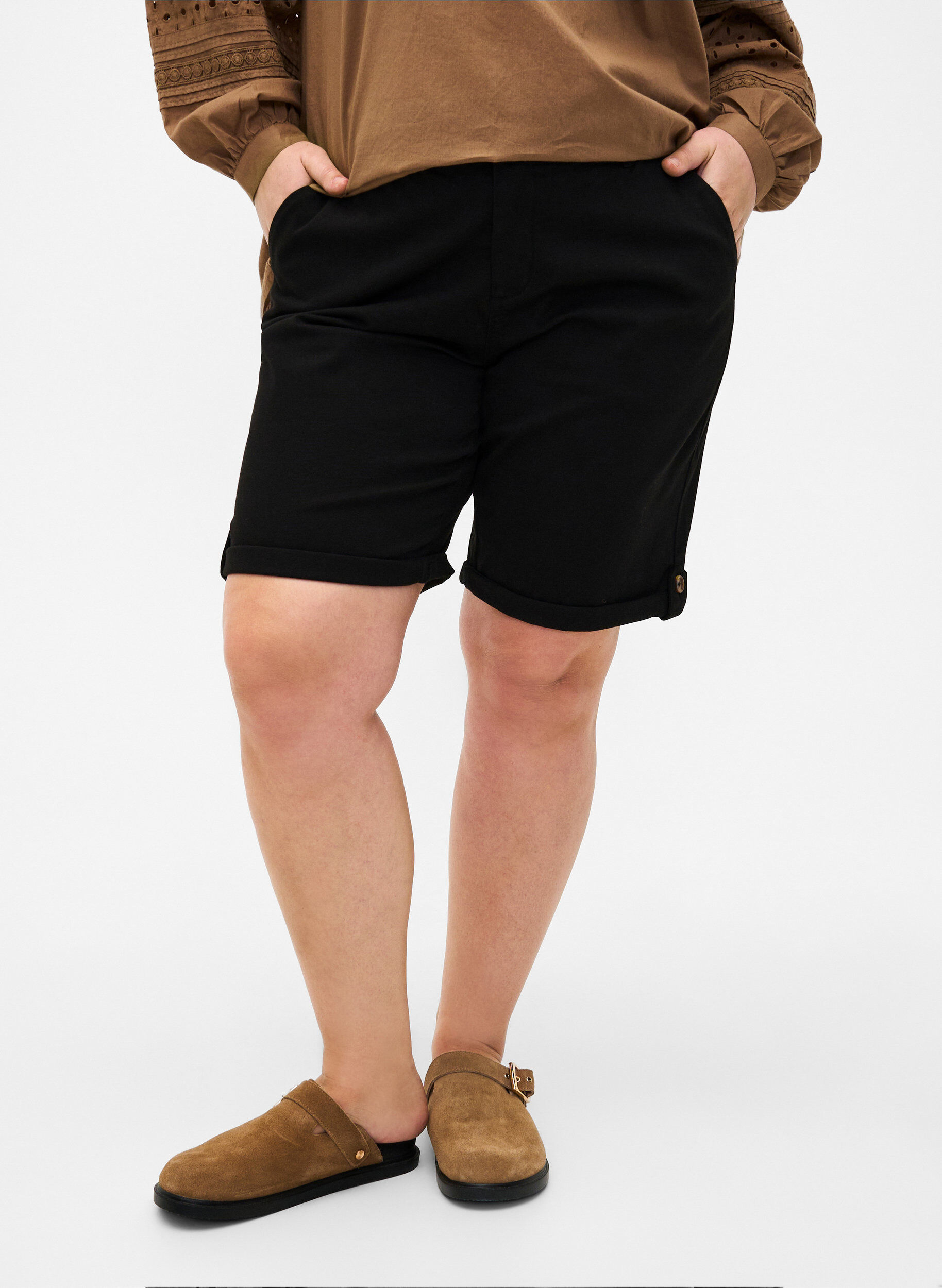 Zizzi Chinoshorts med lommer, Black, Model image number 2